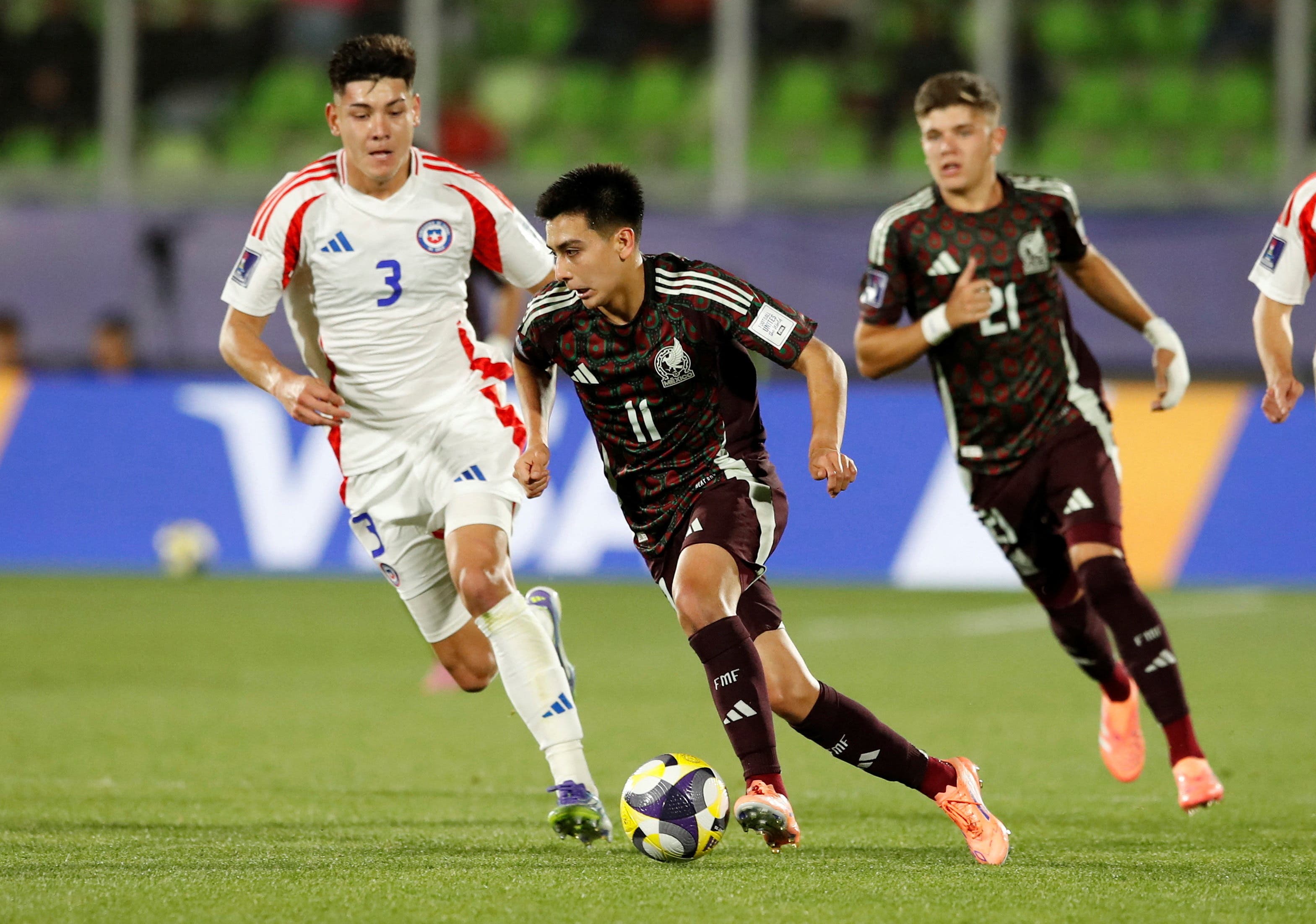 Soccer Football - FIFA Under 20 World Cup - Round of 16 - Chile v Mexico - Estadio Elias Figueroa Brander, Valparaiso, Chile - October 7, 2025 Mexico's Gilberto Mora in action with Chile's Milovan Celis REUTERS/Rodrigo Garrido