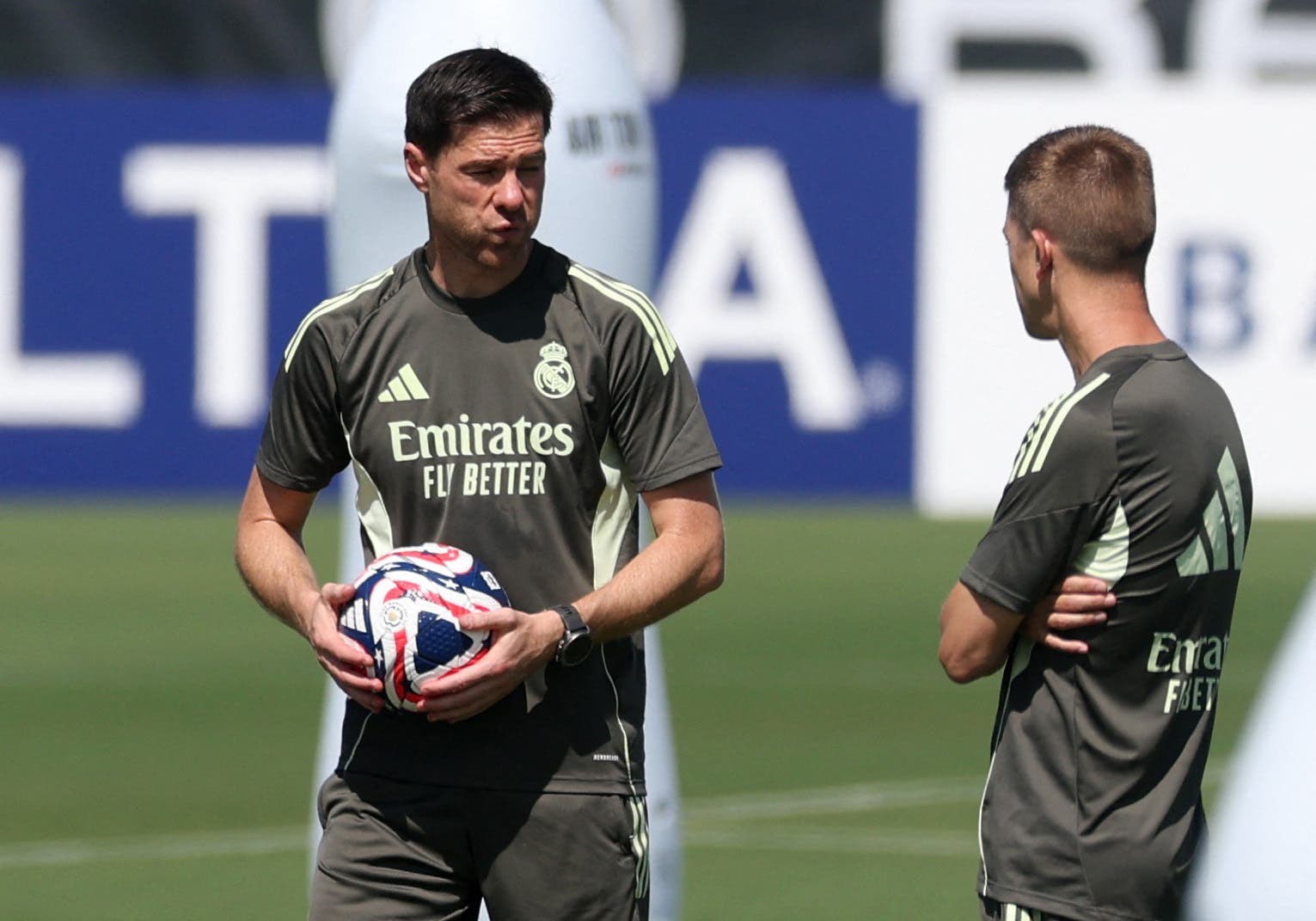 Xabi Alonso durante el entrenamiento del Real Madrid previo a su debut en el Mundial de Clubes