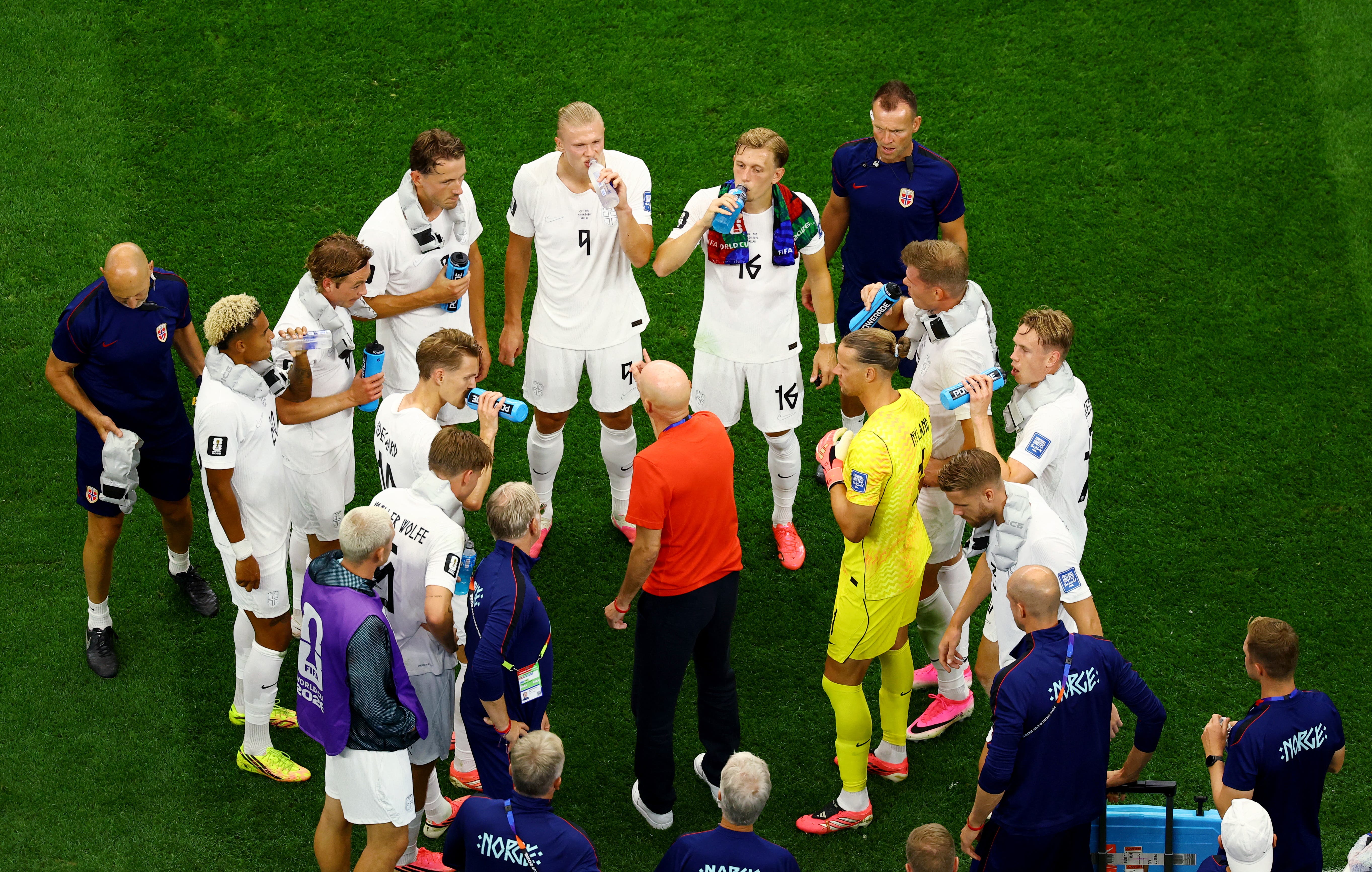 Soccer Football - FIFA World Cup 2026 - Round of 32 - Ivory Coast v Norway - Dallas Stadium, Arlington, Texas, U.S. - June 30, 2026 Norway coach Stale Solbakken speaks to players during the hydration break REUTERS/Issei Kato

