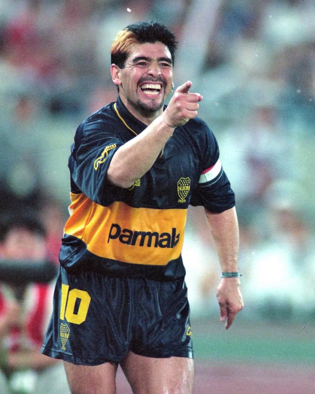 DIEGO ARMANDO MARADONA volvía a jugar en Boca