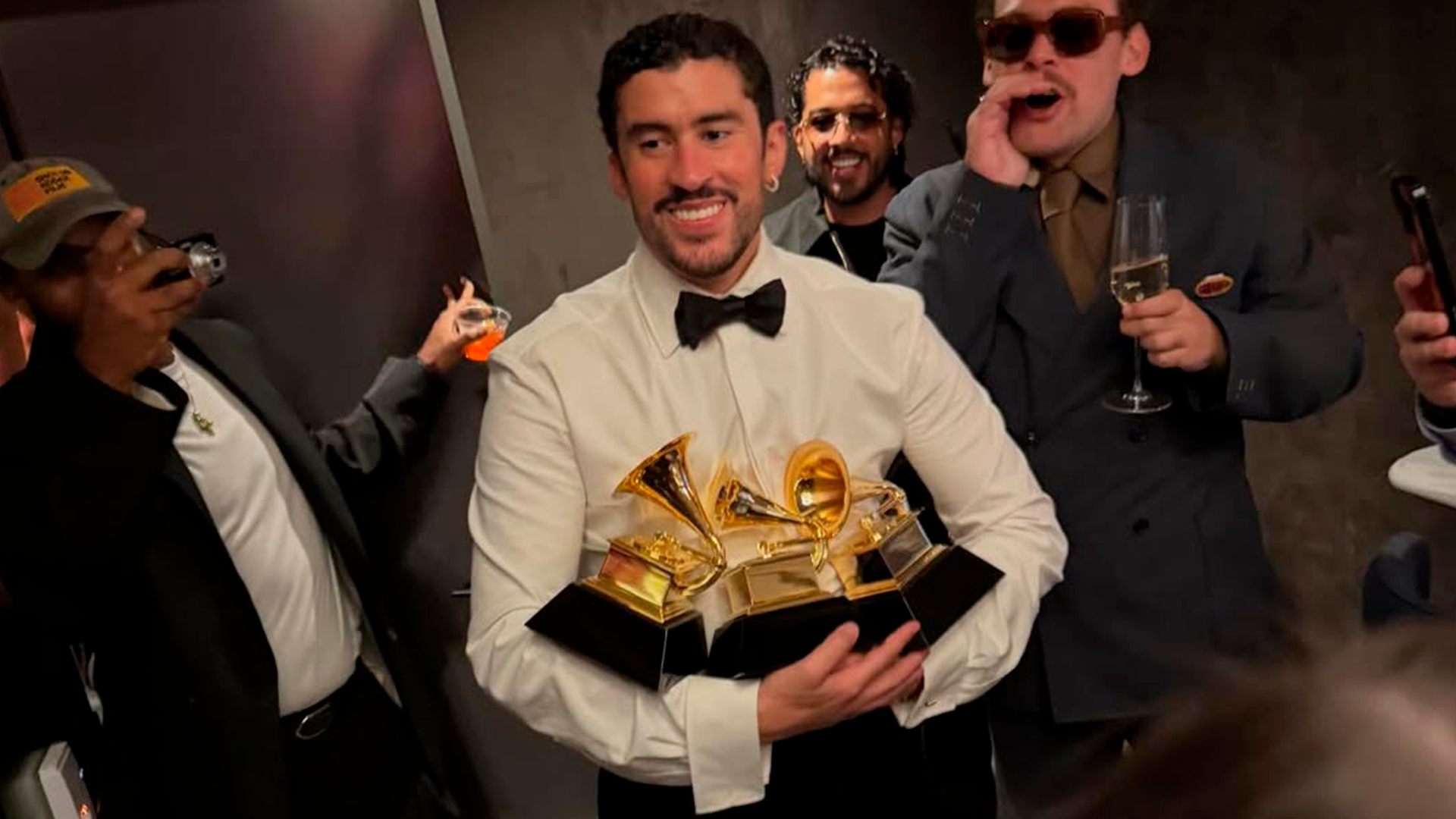 Bad Bunny luego de recibir tres premios Grammy de la música latina.