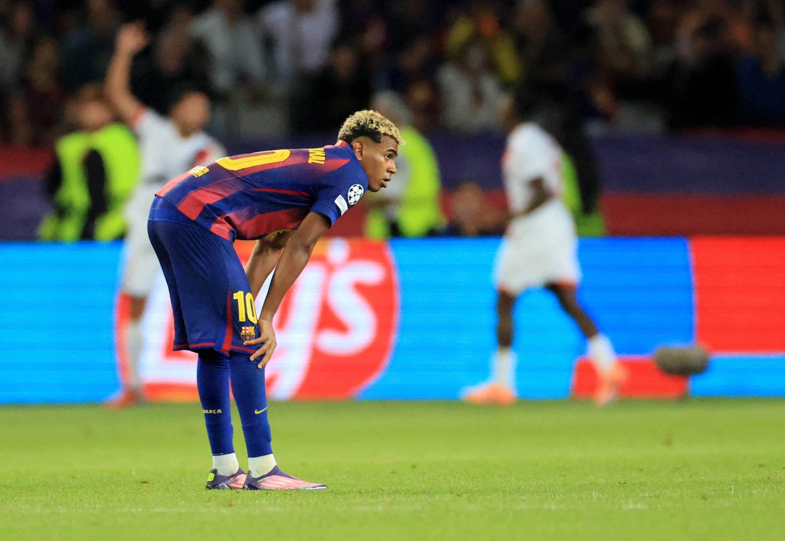 Lamine Yamal reacciona durante el partido entre el Sevilla y el FC Barcelona.