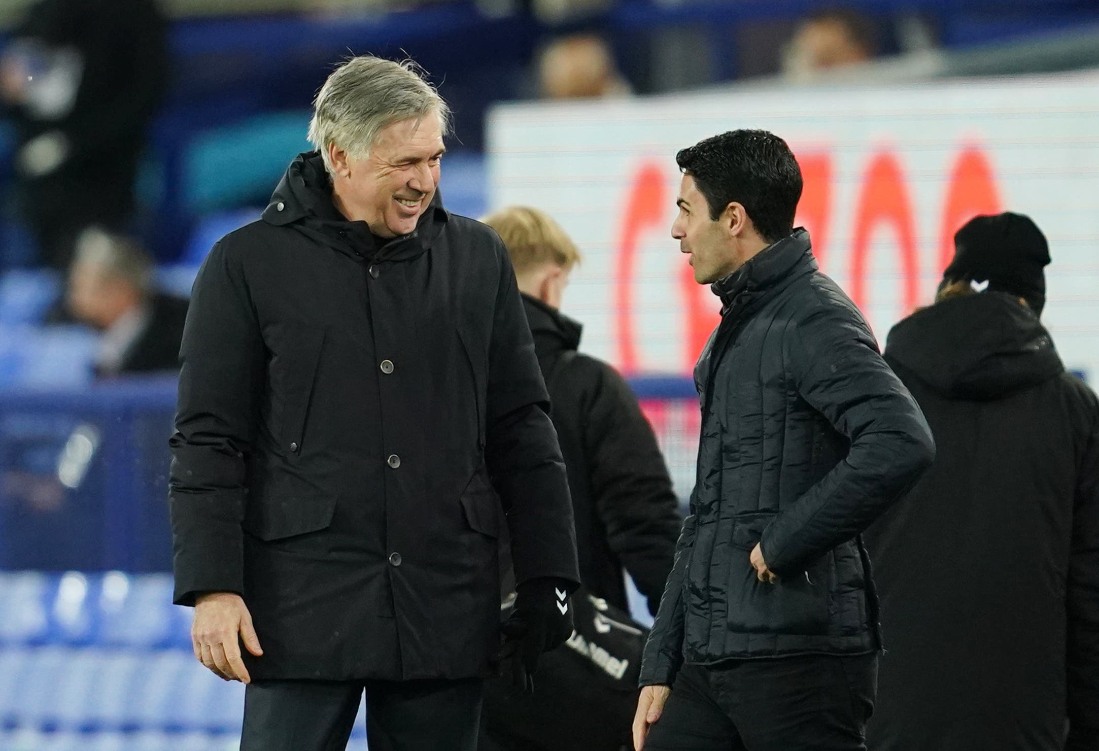 Mikel Arteta, entrenador del Arsenal, y Carlo Ancelotti, entrenador del Everton