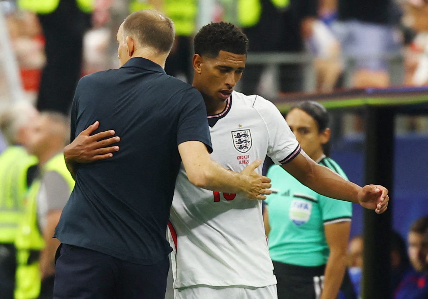 Soccer Football - FIFA World Cup 2026 - Group L - England v Croatia - Dallas Stadium, Arlington, Texas, U.S. - June 17, 2026 England manager Thomas Tuchel embraces Jude Bellingham as he leaves the pitch after being substituted REUTERS/Kai Pfaffenbach

