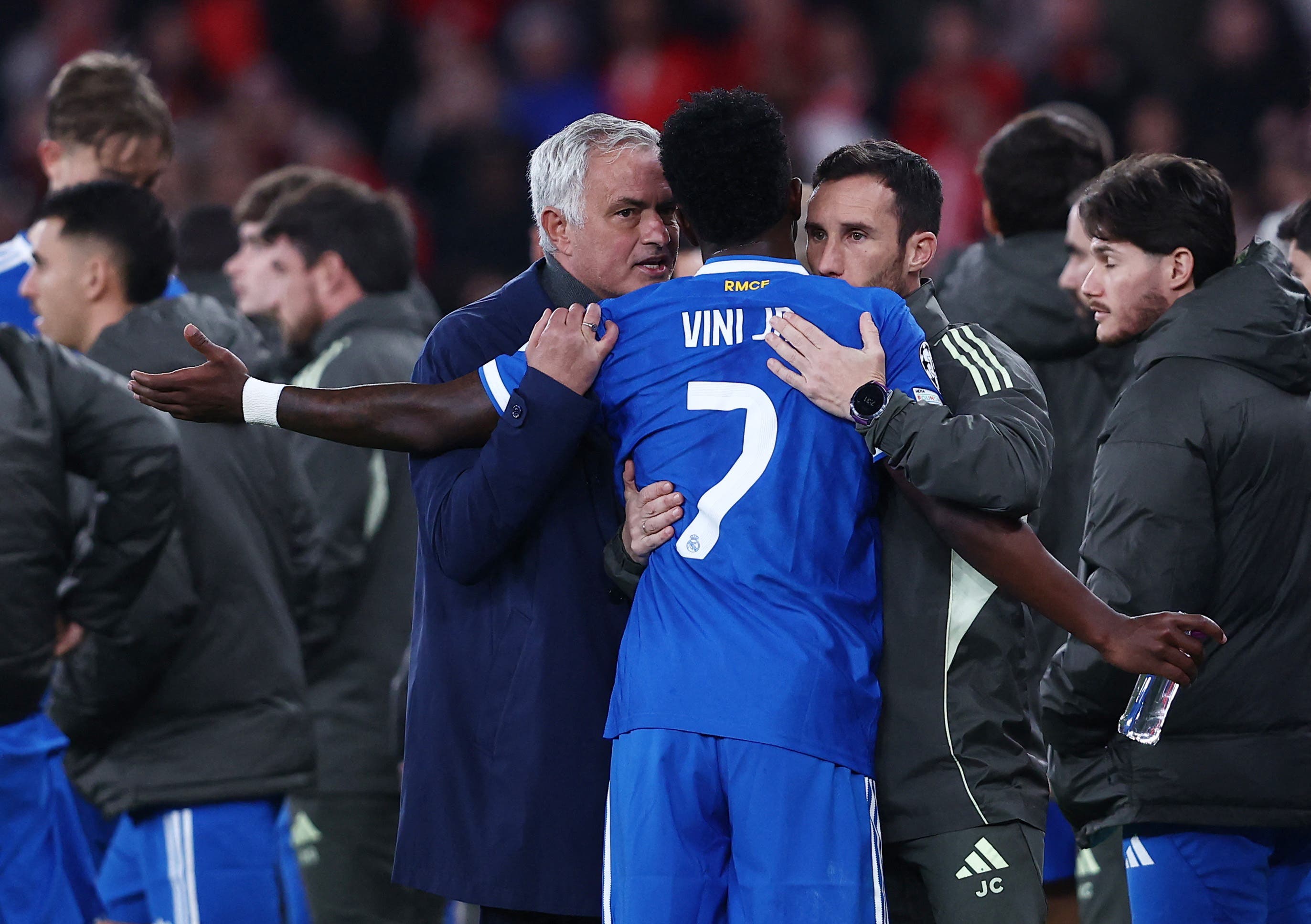 Soccer Football - UEFA Champions League - Play Off - First Leg - Benfica v Real Madrid - Estadio da Luz, Lisbon, Portugal - February 17, 2026 Real Madrid's Vinicius Junior with Benfica coach Jose Mourinho as the match was stopped due to racist chants REUTERS/Rodrigo Antunes