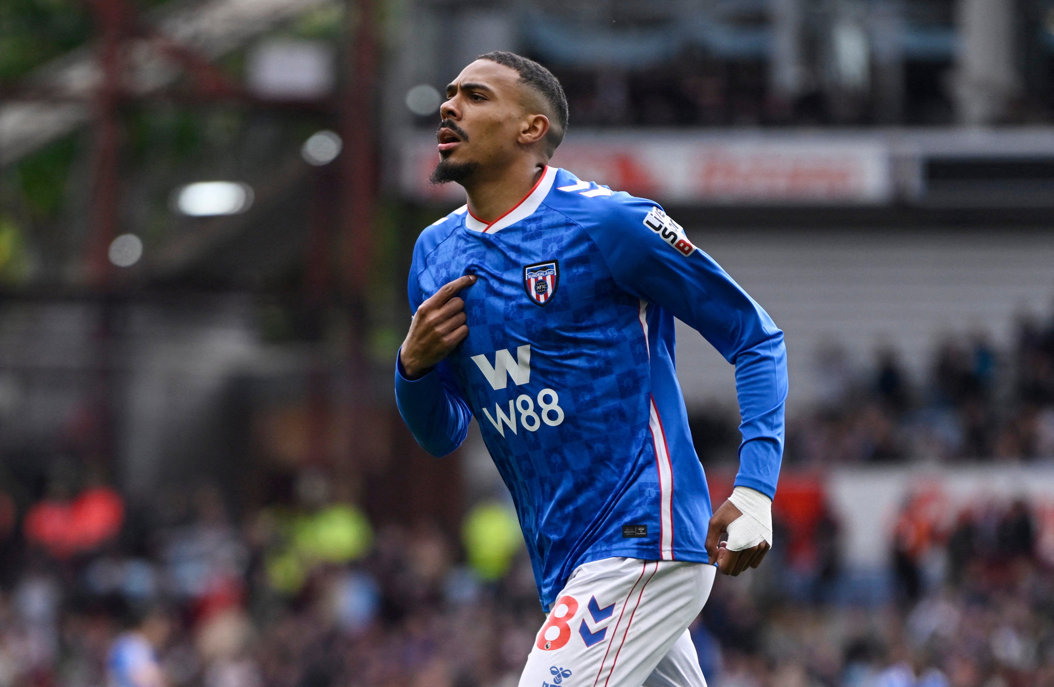 Soccer Football - Premier League - Aston Villa v Sunderland - Villa Park, Birmingham, Britain - April 19, 2026 Sunderland's Wilson Isidor celebrates scoring their third goal REUTERS/Tony O Brien