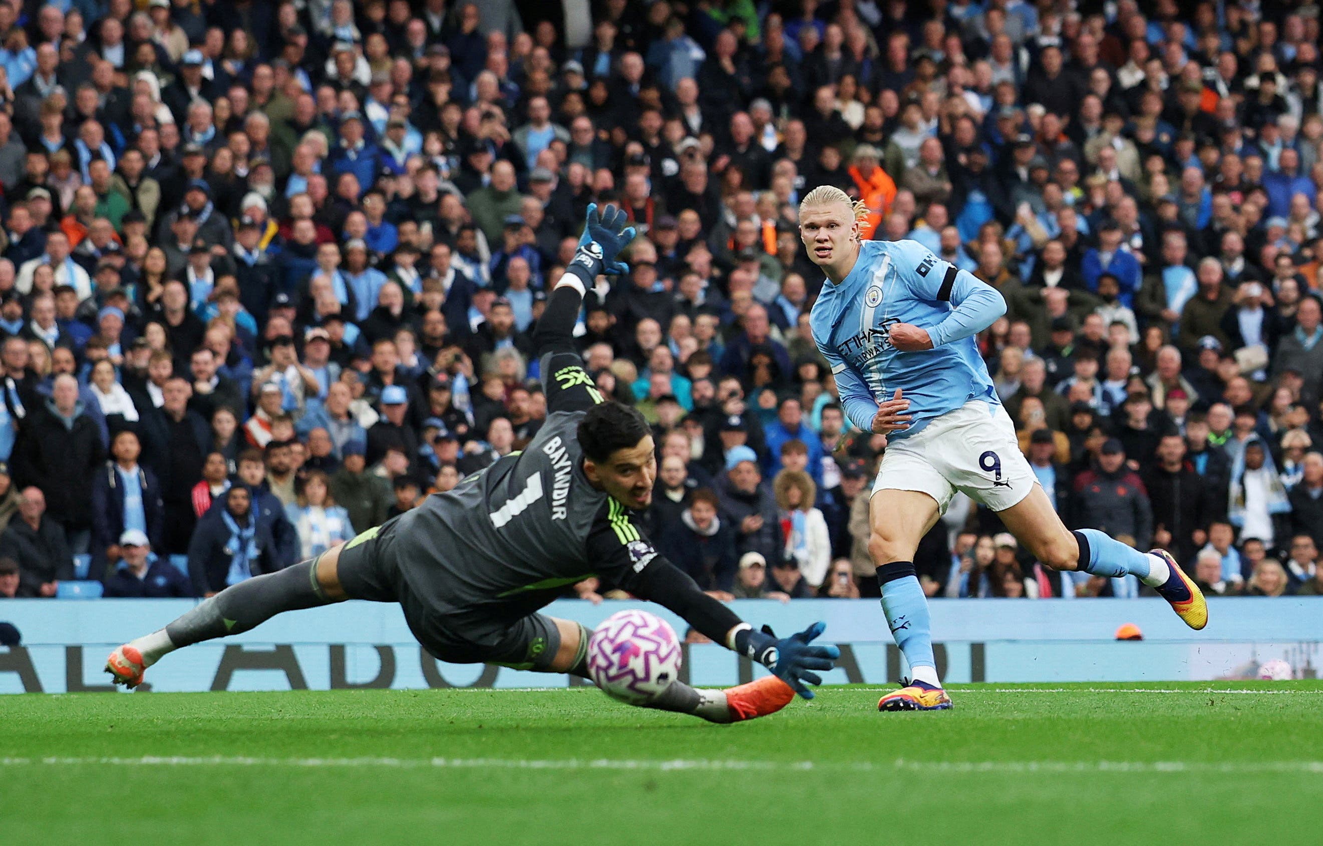 Soccer Football - Premier League - Manchester City v Manchester United - Etihad Stadium, Manchester, Britain - September 14, 2025 Manchester City's Erling Haaland scores their third goal past Manchester United's Altay Bayindir REUTERS/Phil Noble