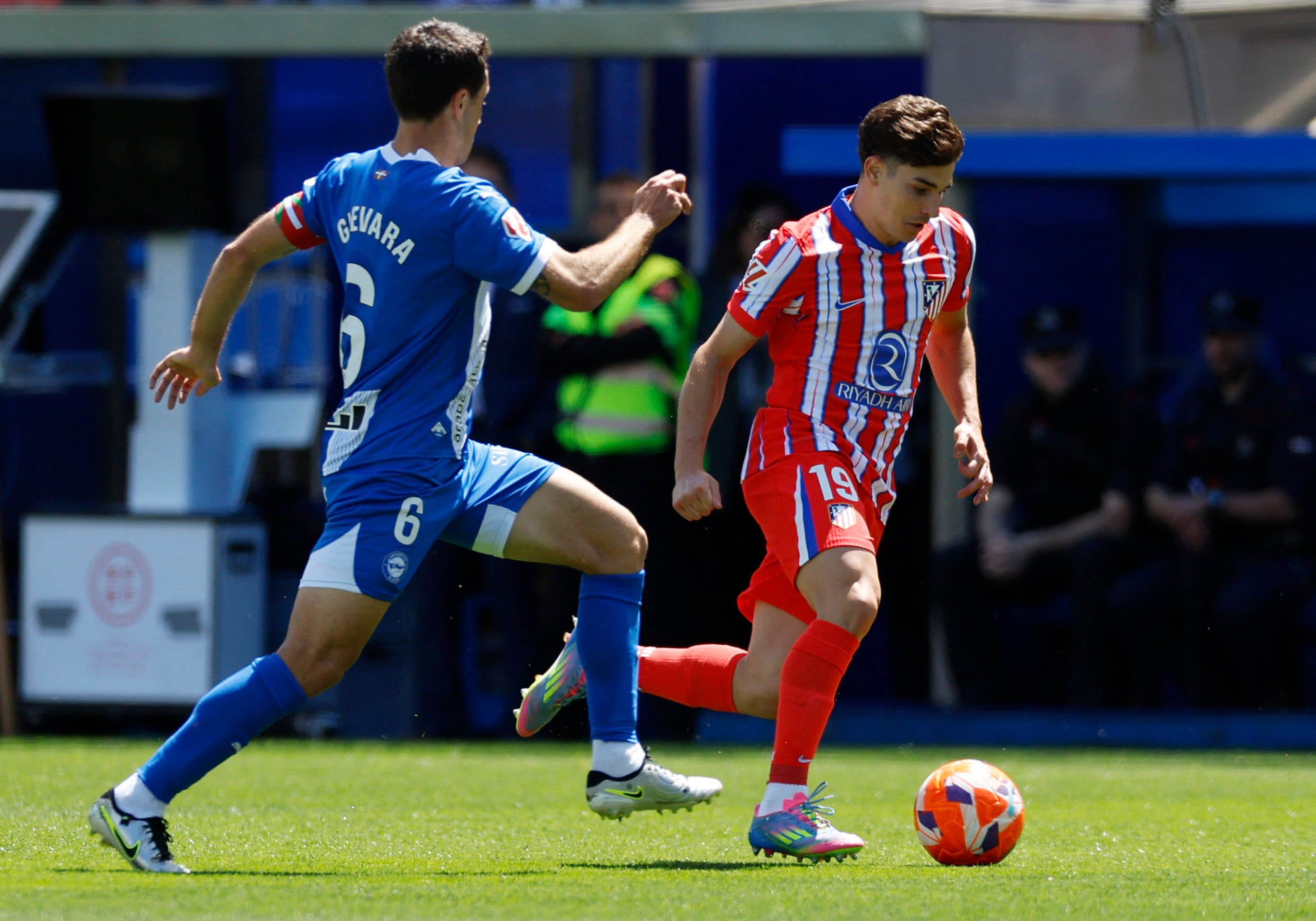 Soccer Football - LaLiga - Deportivo Alaves v Atletico Madrid - Estadio Mendizorroza, Vitoria-Gasteiz, Spain - May 3, 2025 Atletico Madrid's Julian Alvarez in action with Deportivo Alaves' Ander Guevara REUTERS/Vincent West
