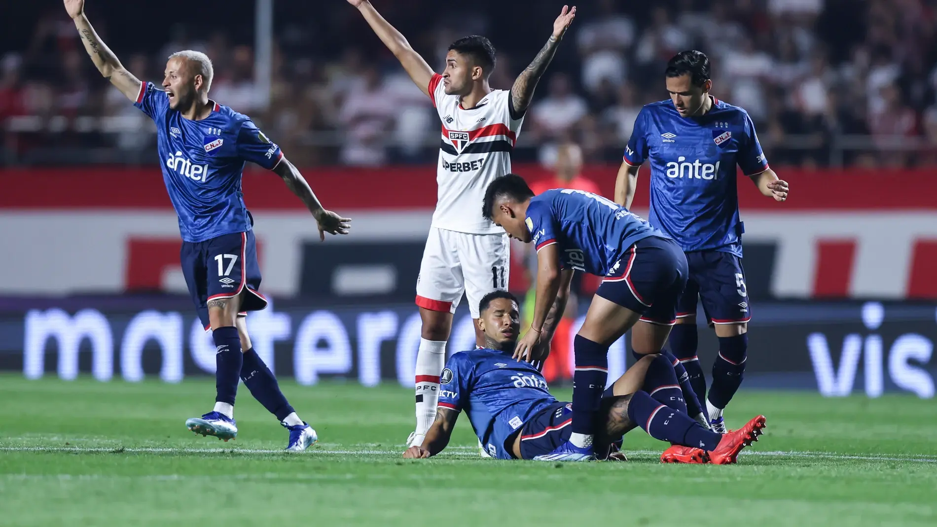 VIDEO) Así reaccionaron cuando se desplomó Juan Manuel Izquierdo, el  futbolista uruguayo que murió | beIN SPORTS