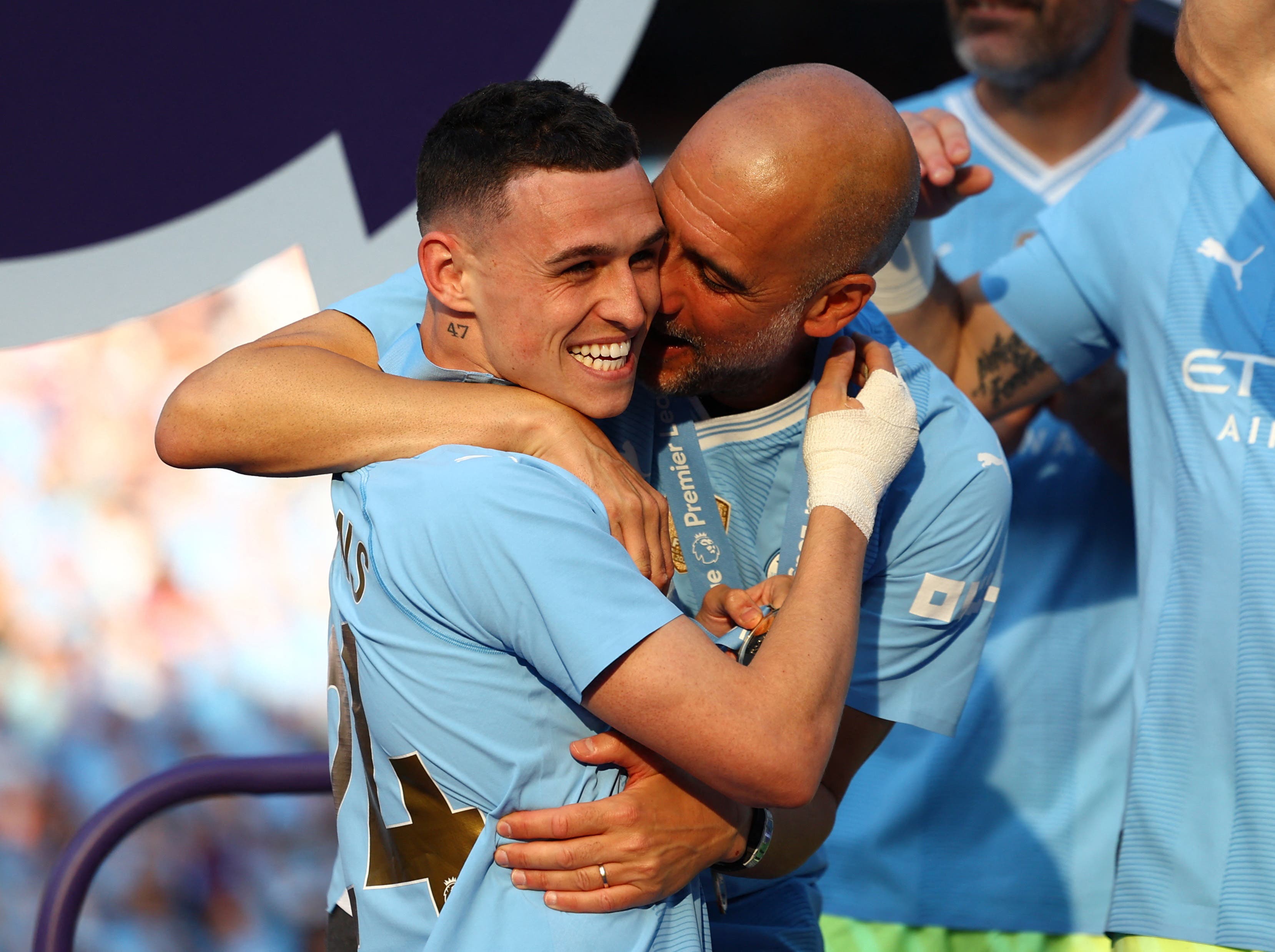 Phil Foden y Pep Guardiola durante un festejo con el Manchester City.