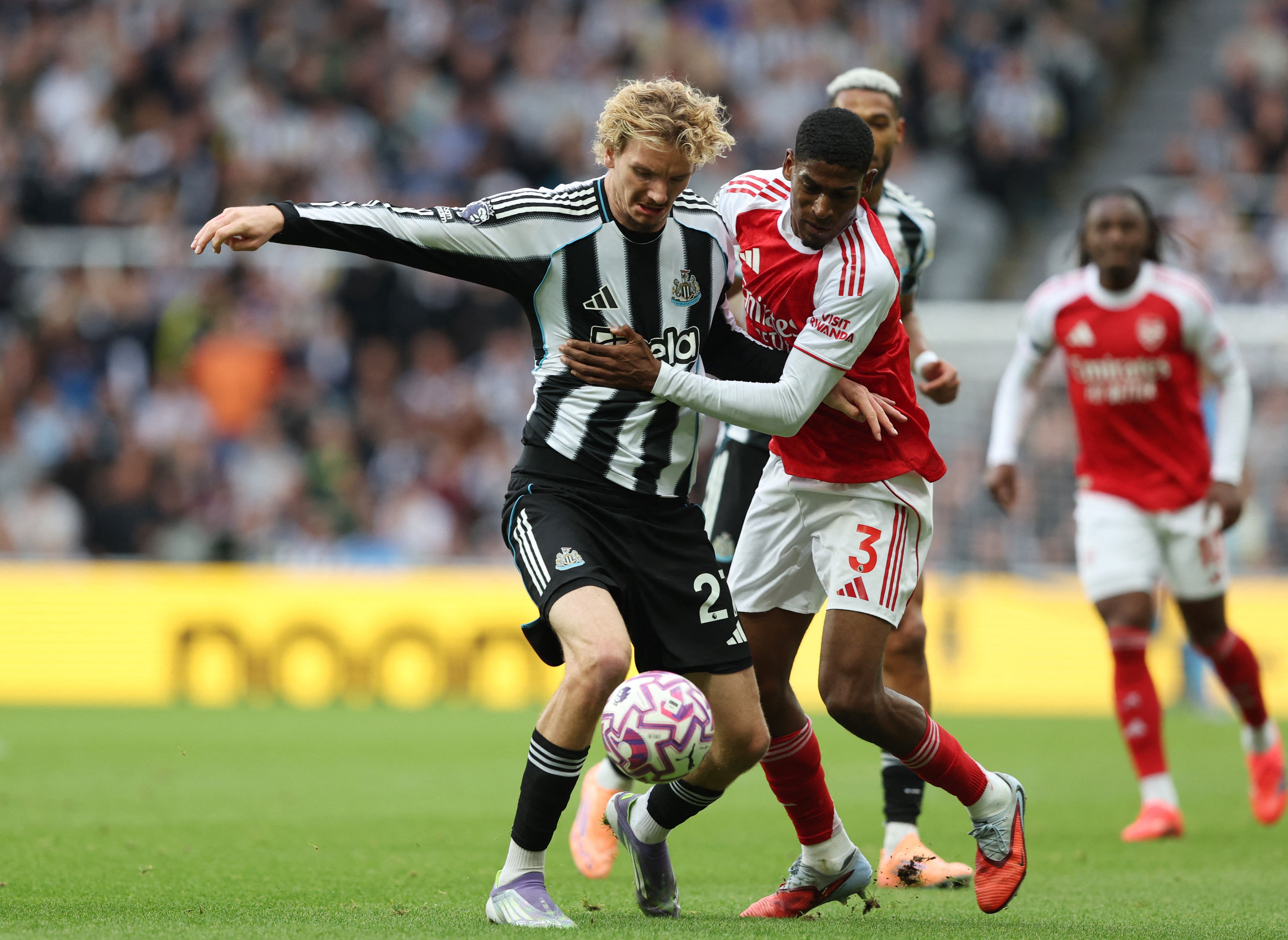 Soccer Football - Premier League - Newcastle United v Arsenal - St James' Park, Newcastle, Britain - September 28, 2025 Newcastle United's Nick Woltemade in action with Arsenal's Cristhian Mosquera REUTERS/Scott Heppell