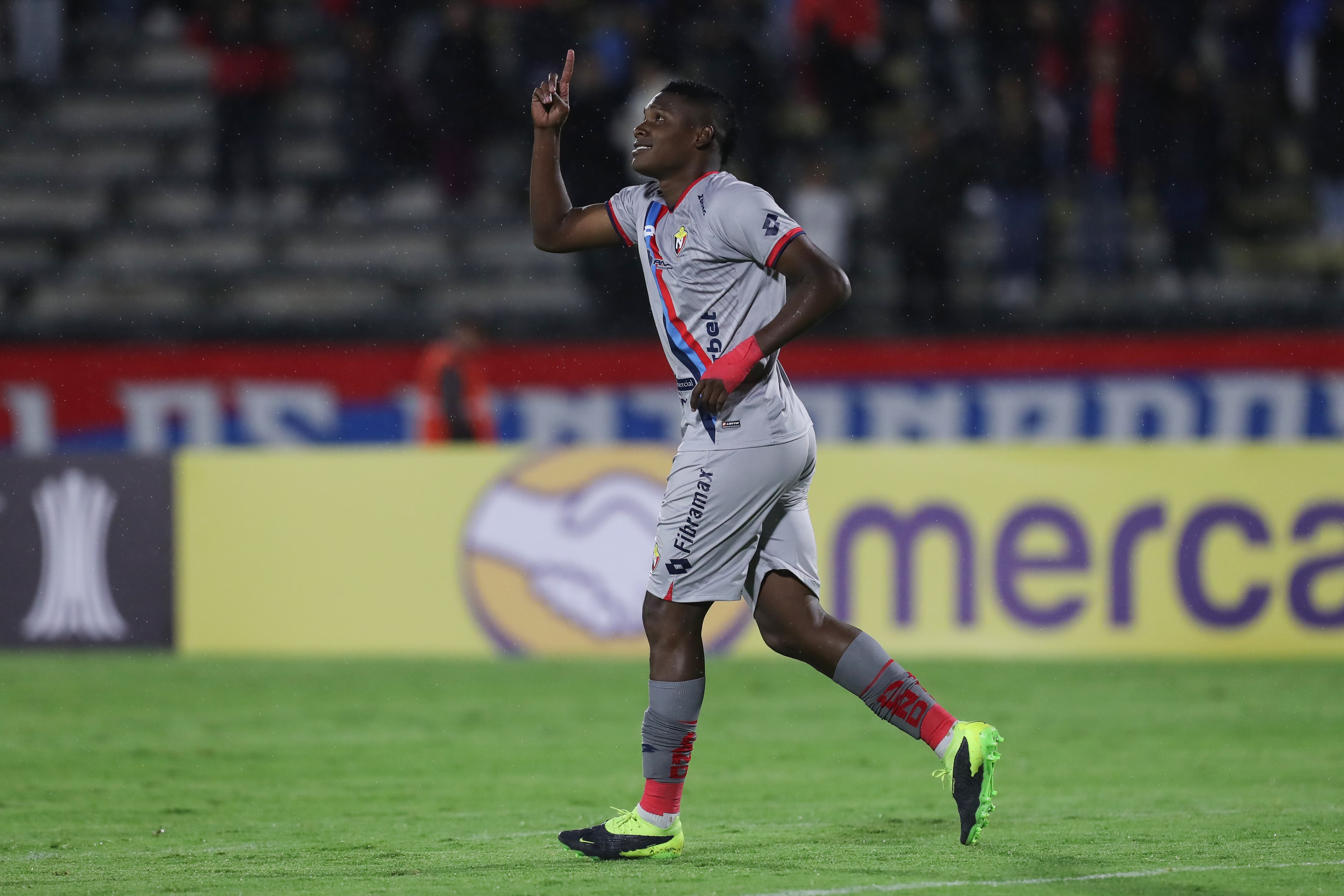 AMDEP2517. BOGOTÁ (COLOMBIA), 24/08/2025.- Fotografía de archivo del 13 de febrero de 2025 del entonces jugador del equipo El Nacional Marcos Olmedo durante un partido en Quito (Ecuador). Olmedo, que militaba en el Mushuc Runa de la primera división de Ecuador, murió este domingo en un accidente de tránsito registrado en la provincia norteña de Esmeraldas, fronteriza con Colombia. EFE/ José Jácome