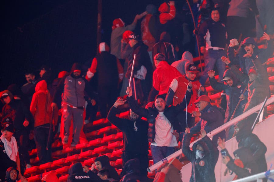 Images of the fight in the stands during the Copa Libertadores match between Independiente CA and Universidad de Chile.