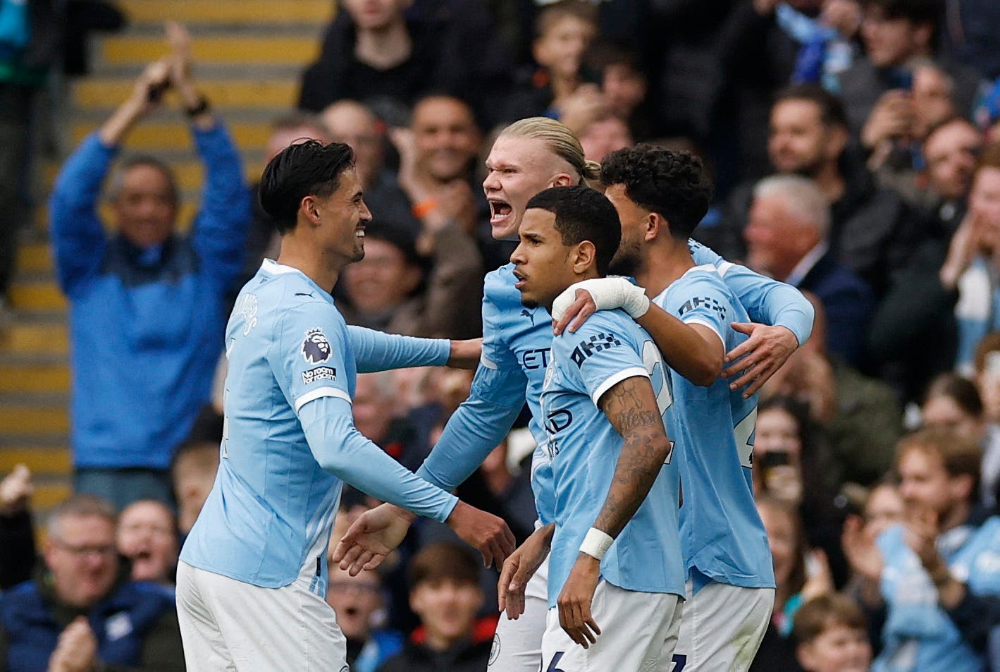 Soccer Football - Premier League - Manchester City v Everton - Etihad Stadium, Manchester, Britain - October 18, 2025 Manchester City's Erling Haaland celebrates scoring their first goal with teammates Action Images via Reuters/Jason Cairnduff EDITORIAL USE ONLY. NO USE WITH UNAUTHORIZED AUDIO, VIDEO, DATA, FIXTURE LISTS, CLUB/LEAGUE LOGOS OR 'LIVE' SERVICES. ONLINE IN-MATCH USE LIMITED TO 120 IMAGES, NO VIDEO EMULATION. NO USE IN BETTING, GAMES OR SINGLE CLUB/LEAGUE/PLAYER PUBLICATIONS. PLEASE CONTACT YOUR ACCOUNT REPRESENTATIVE FOR FURTHER DETAILS..