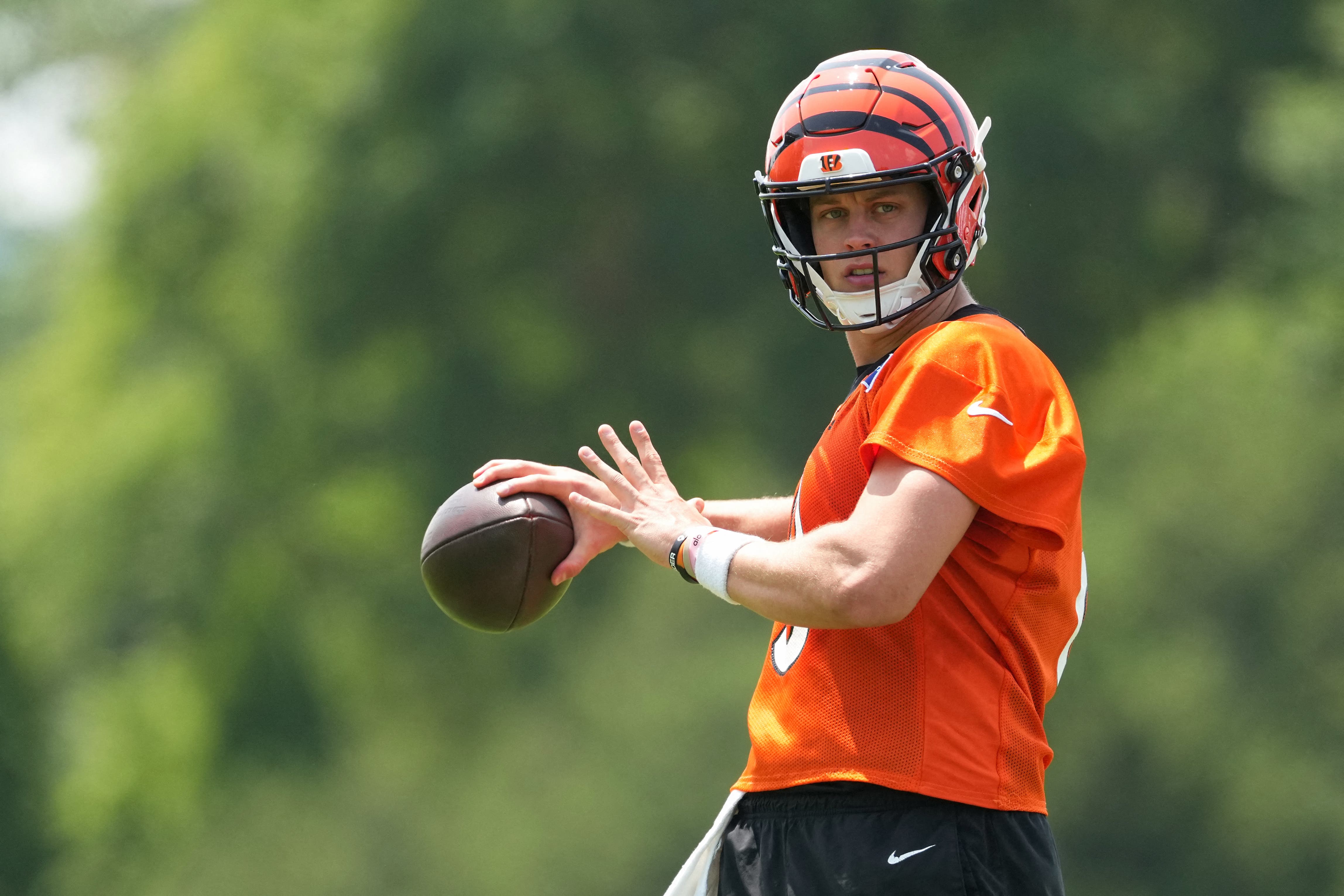 Joe Burrow durante una sesión de entrenamiento con los Cincinnati Bengals.