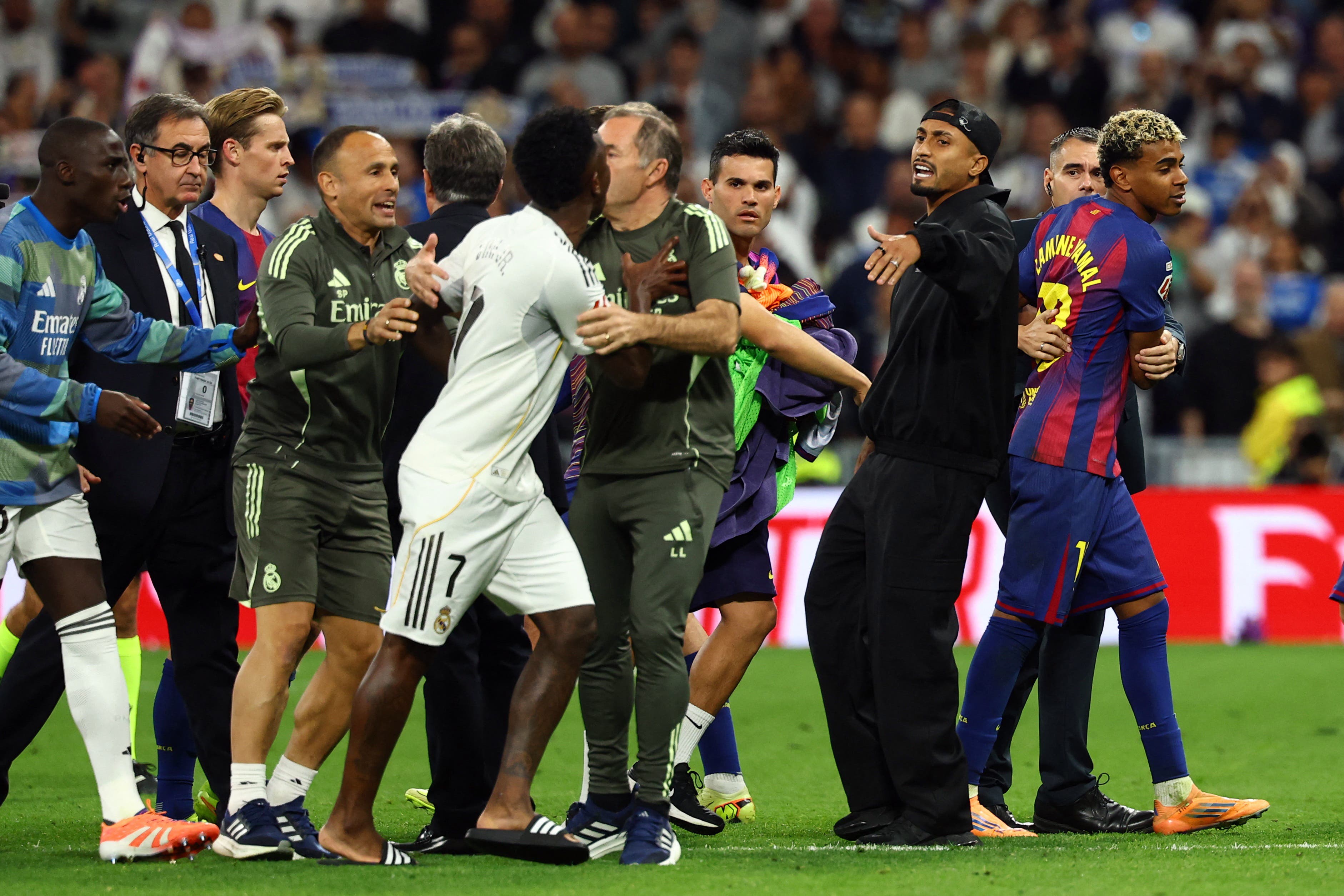 Soccer Football - LaLiga - Real Madrid v FC Barcelona - Santiago Bernabeu, Madrid, Spain - October 26, 2025 FC Barcelona's Lamine Yamal and Real Madrid's Vinicius Junior clash after the match REUTERS/Susana Vera