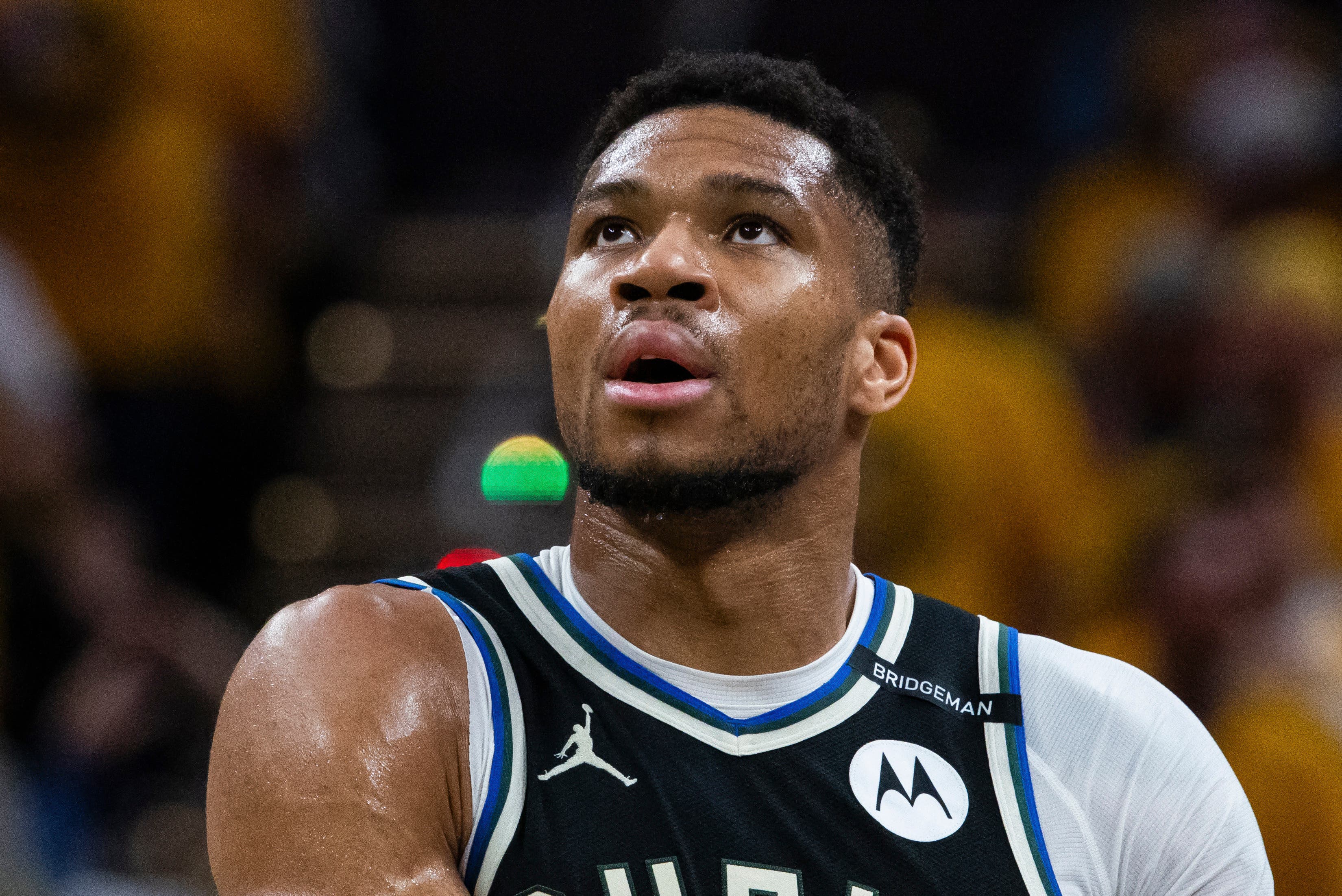 Giannis Antetokounmpo de los Milwaukee Bucks durante el partido de playoffs contra los Indiana Pacers.