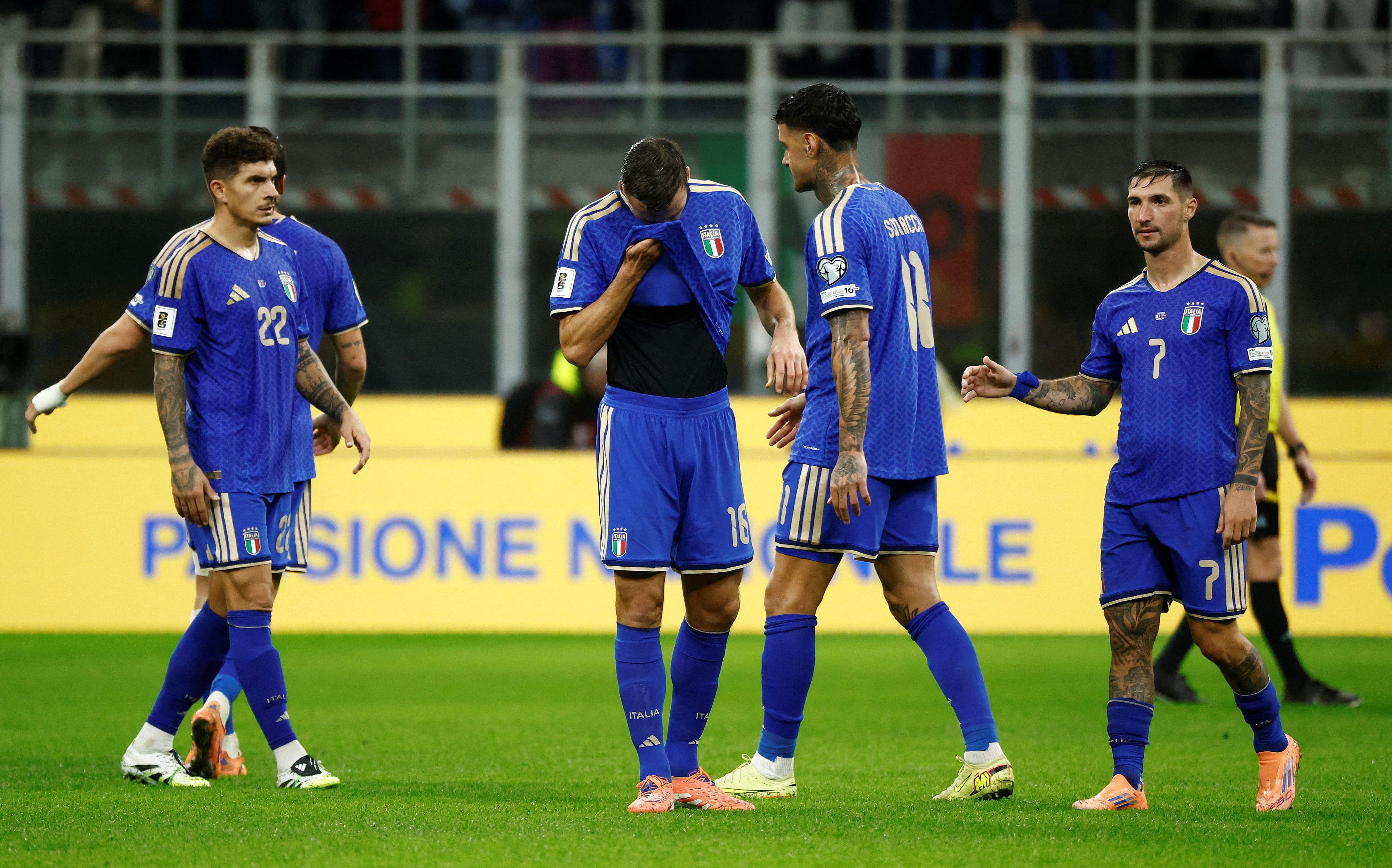Soccer Football - World Cup - UEFA Qualifiers - Group I - Italy v Norway - San Siro, Milan, Italy - November 16, 2025 Italy's Gianluca Scamacca, Giovanni Di Lorenzo, Bryan Cristante and Matteo Politano look dejected after Norway's Jorgen Strand Larsen scored their fourth goal REUTERS/Alessandro Garofalo