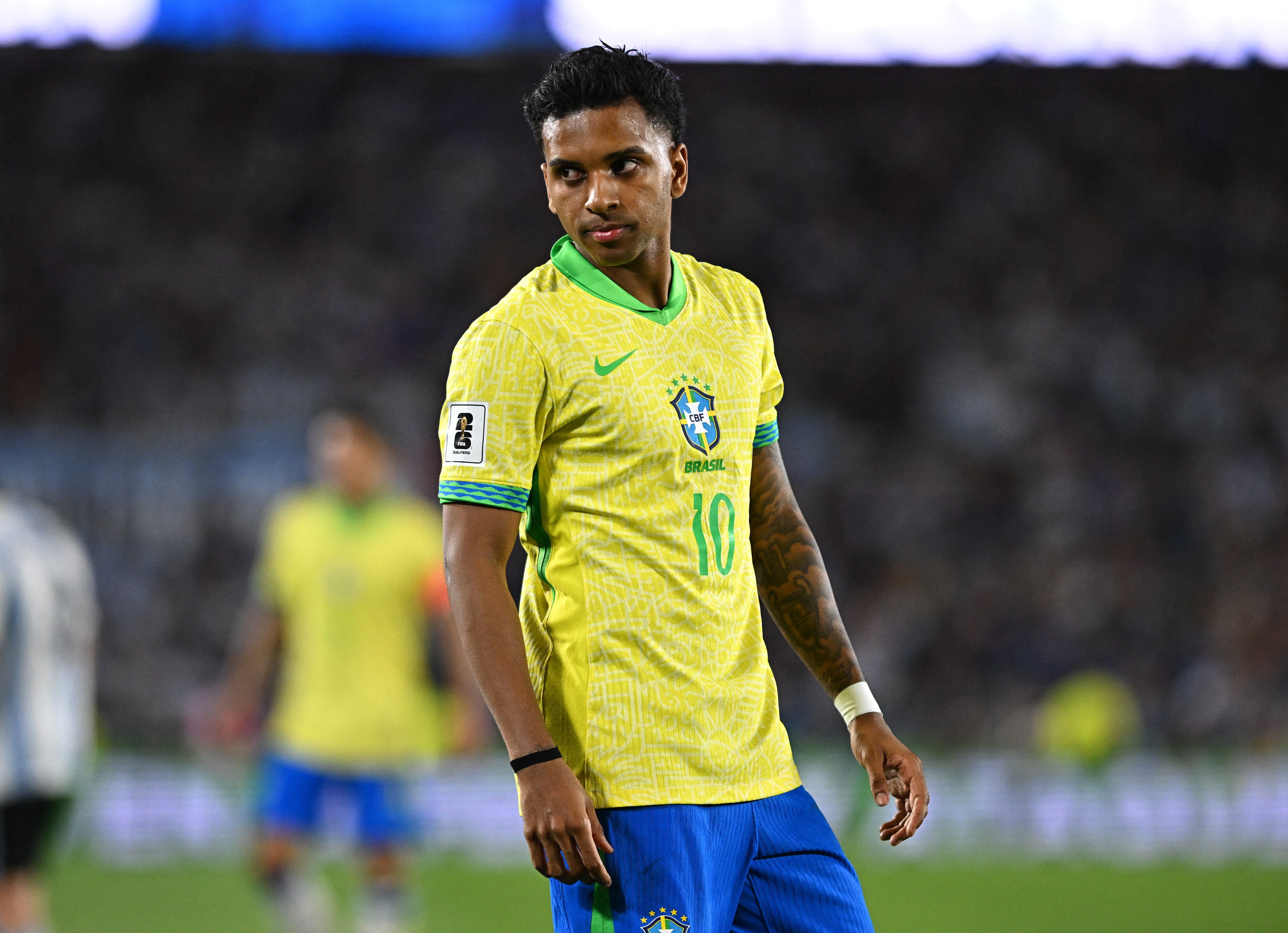 Rodrygo Goes durante un partido con la selección de Brasil.