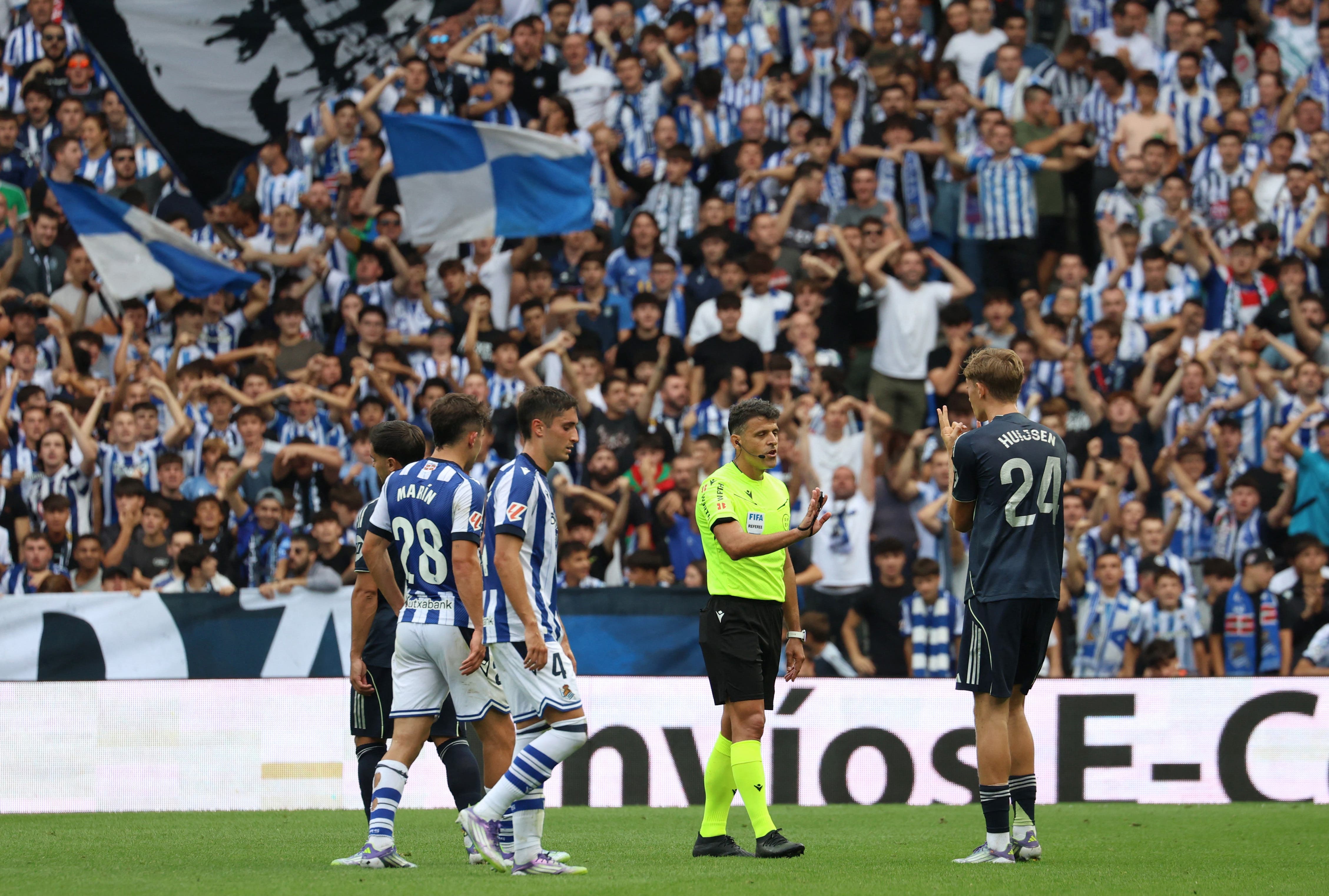Soccer Football - LaLiga - Real Sociedad v Real Madrid - Reale Arena, San Sebastian, Spain - September 13, 2025 Real Madrid's Dean Huijsen remonstrates to referee Jesus Manzano after being sent off REUTERS/Pankra Nieto