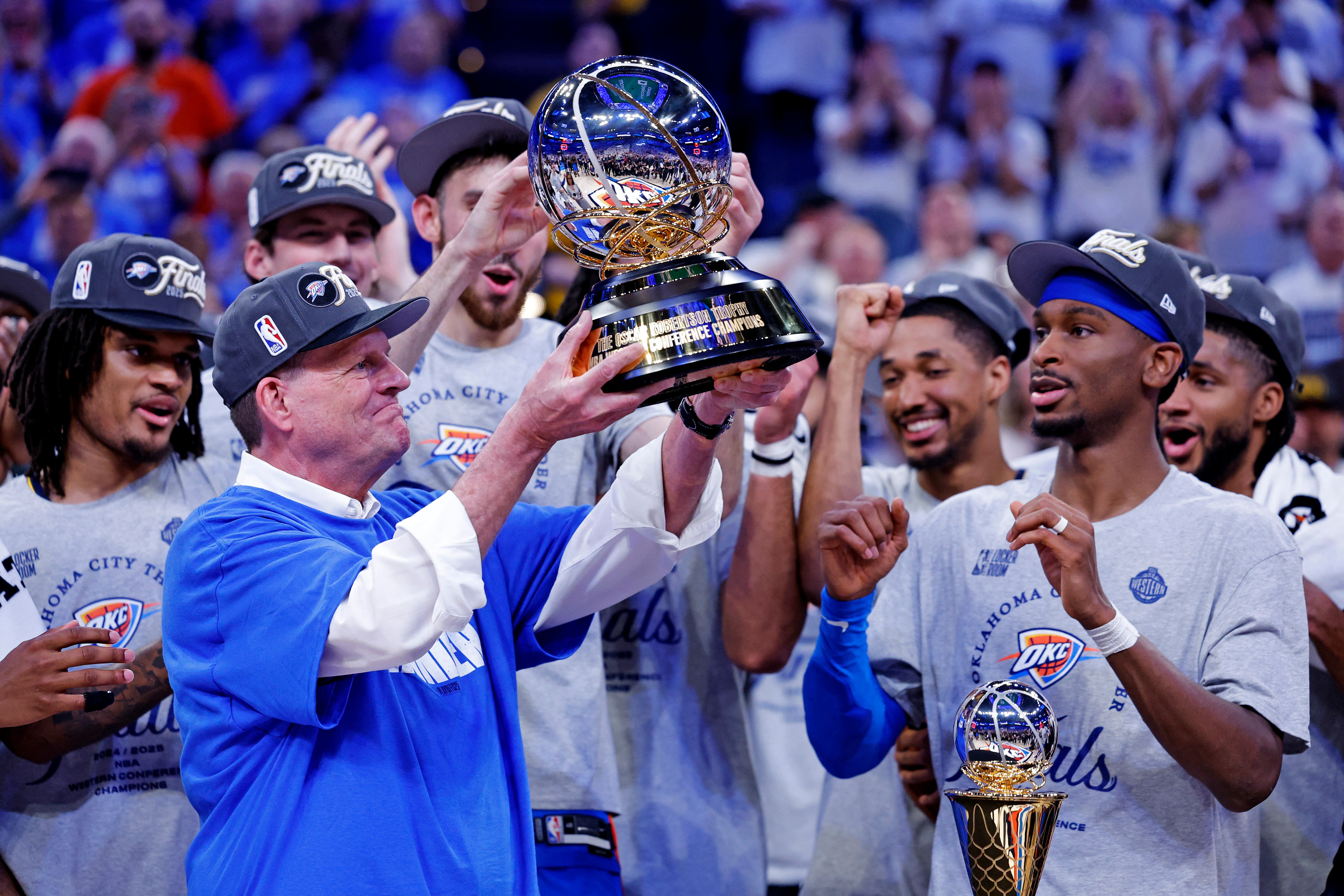 Oklahoma City Thunder recibiendo el título de la Conferencia Oeste 2025.
