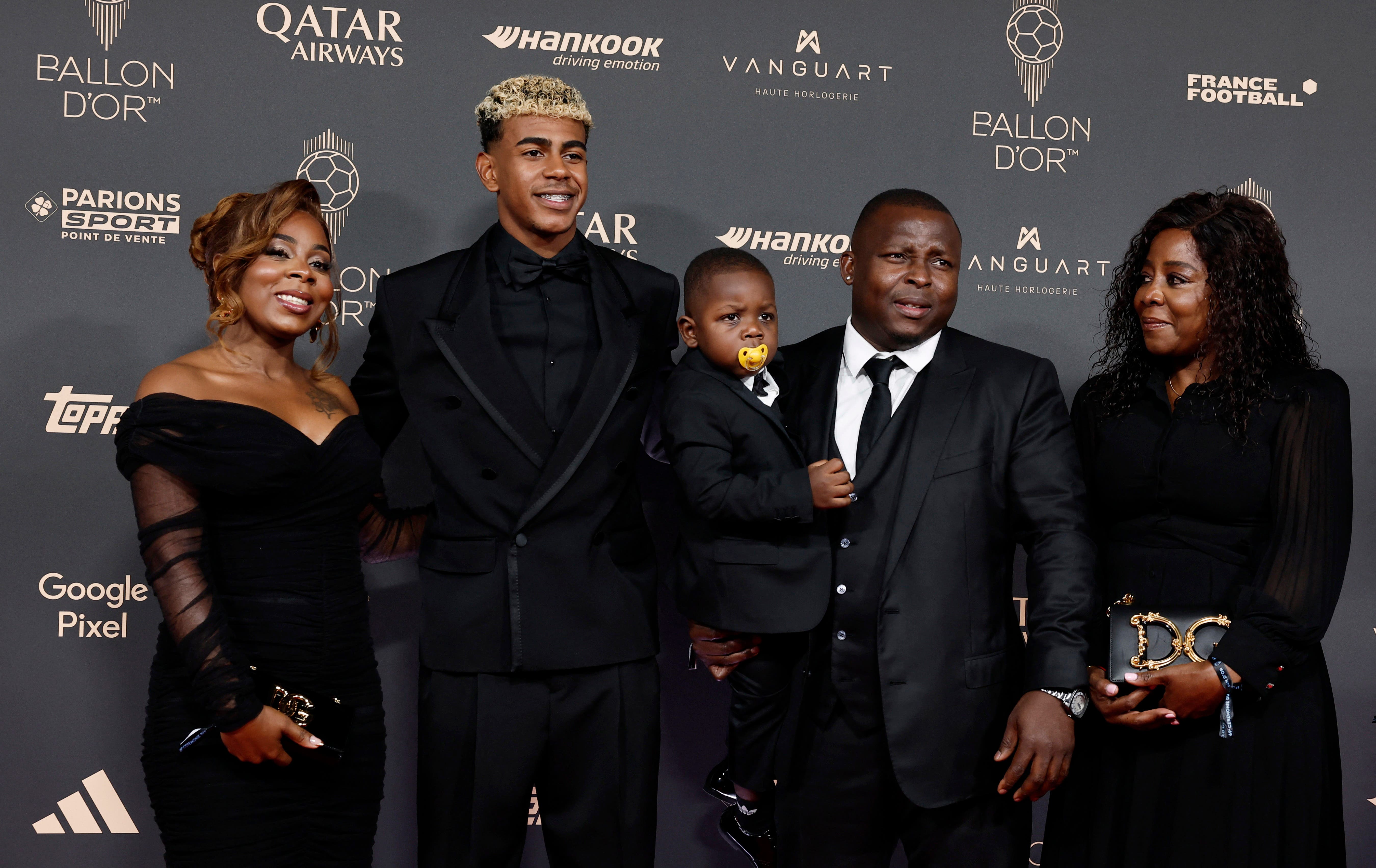 Lamine Yamal posa junto a su familia en la alfombra roja de la gala del Balón de Oro. 