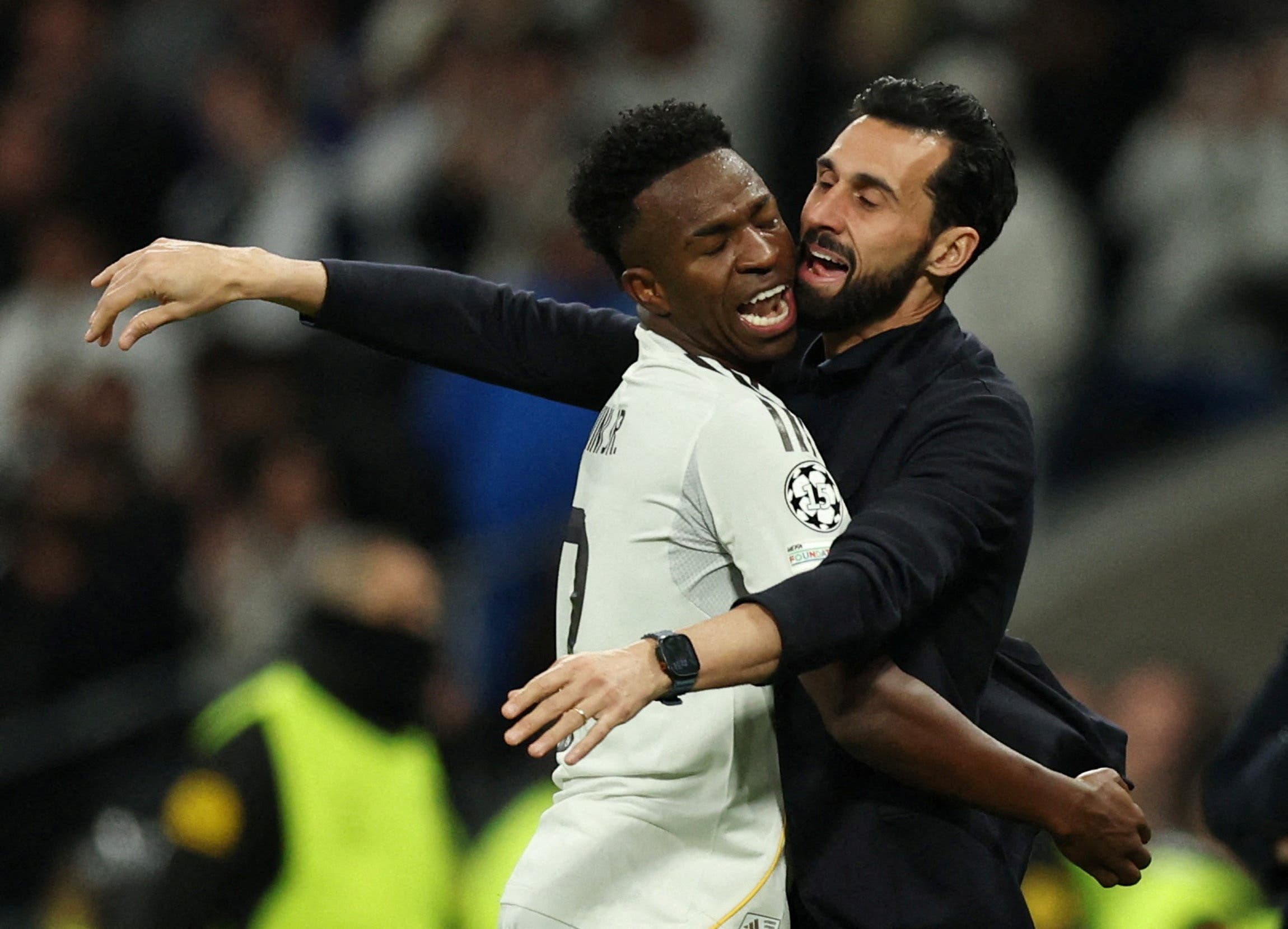 Soccer Football - UEFA Champions League - Real Madrid v AS Monaco - Santiago Bernabeu, Madrid, Spain - January 20, 2026 Real Madrid's Vinicius Junior celebrates scoring their fifth goal with coach Alvaro Arbeloa REUTERS/Violeta Santos Moura TPX IMAGES OF THE DAY