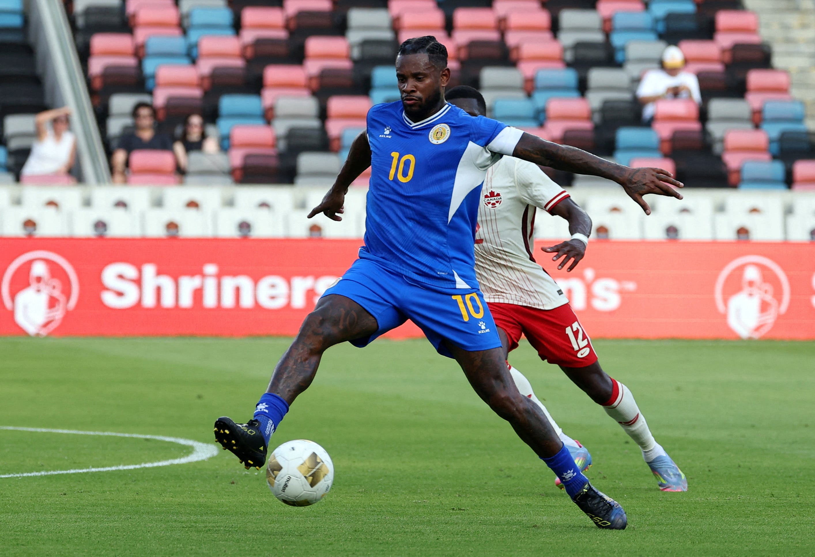 FILE PHOTO: Jun 21, 2025; Houston, Texas, USA; Curacao midfielder Leandro Bacuna (10) reaches for the ball against Canada forward Tani Oluwaseyi (12) during the first half during a group stage match of the 2025 Gold Cup at Shell Energy Stadium. Mandatory Credit: Troy Taormina-Imagn Images/File Photo