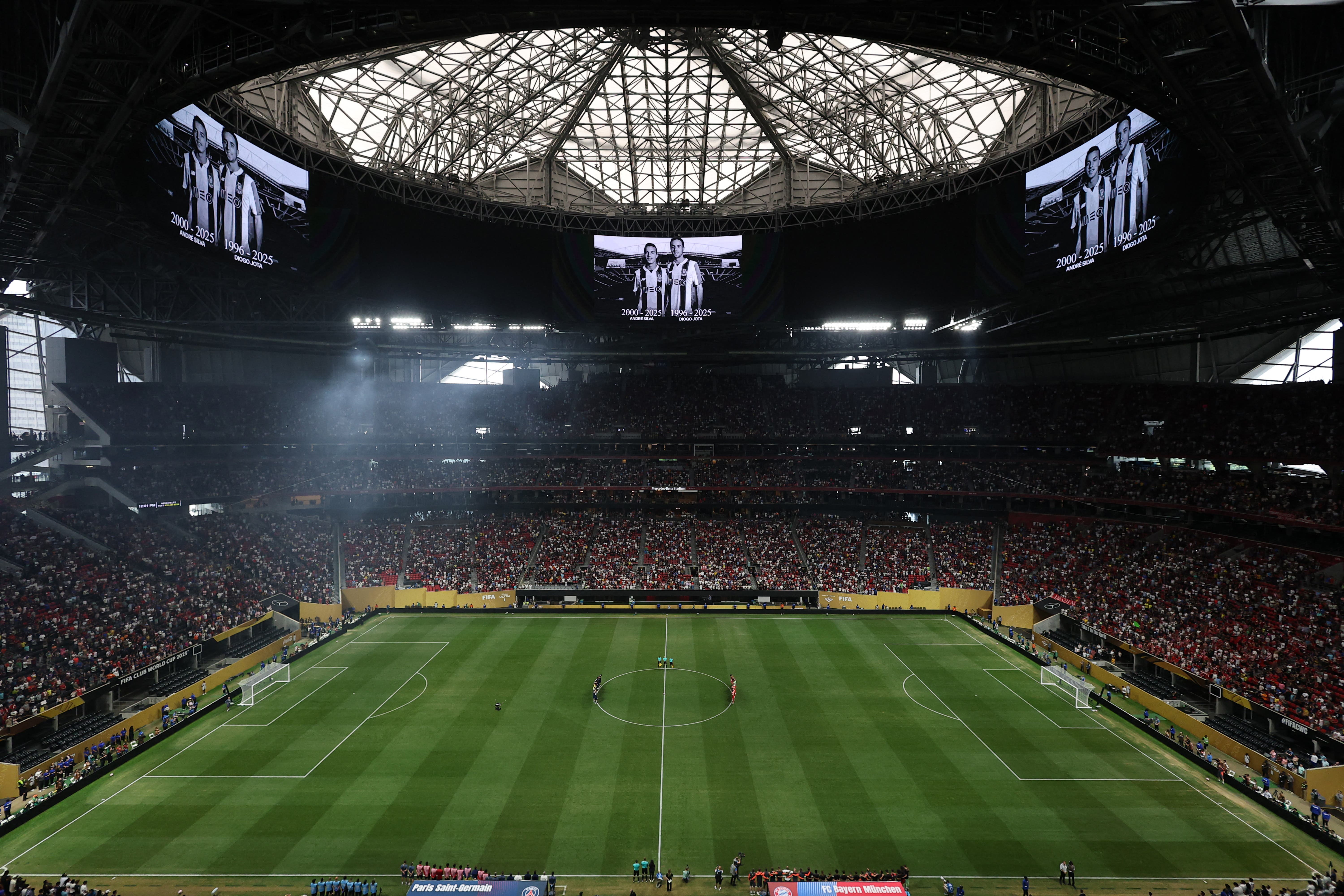 occer Football - FIFA Club World Cup - Quarter Final - Paris St Germain v Bayern Munich - Mercedes-Benz Stadium, Atlanta, Georgia, U.S. - July 5, 2025 General view during a minutes silence in tribute to Liverpool's Diogo Jota and his brother Andre Silva before the match REUTERS/Amanda Perobelli