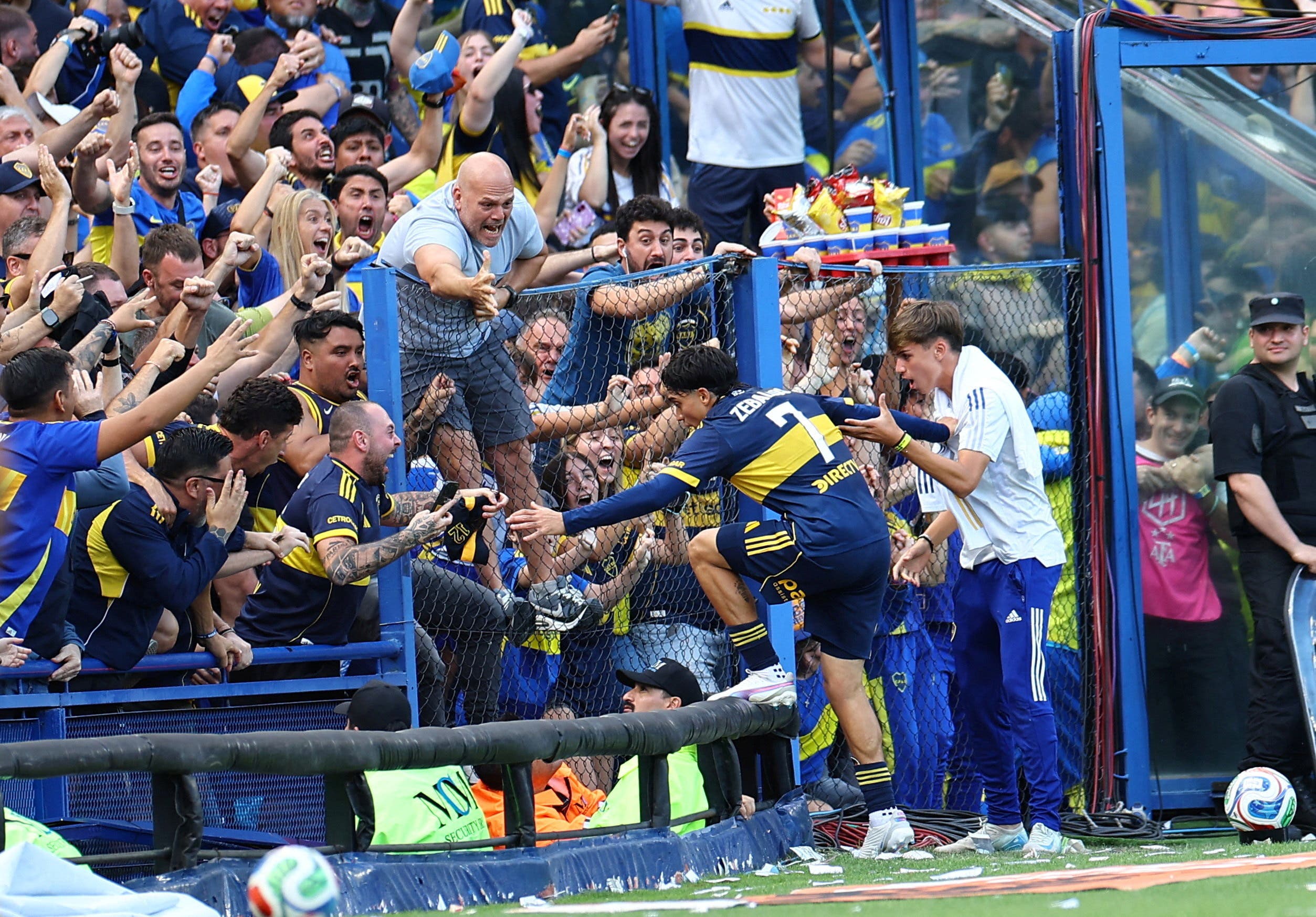 Soccer Football - Argentine Primera Division - Torneo Clausura - Boca Juniors v River Plate - Estadio La Bombonera, Buenos Aires, Argentina - November 9, 2025 Boca Juniors's Exequiel Zeballos celebrates scoring their first goal with fans REUTERS/Agustin Marcarian TPX IMAGES OF THE DAY