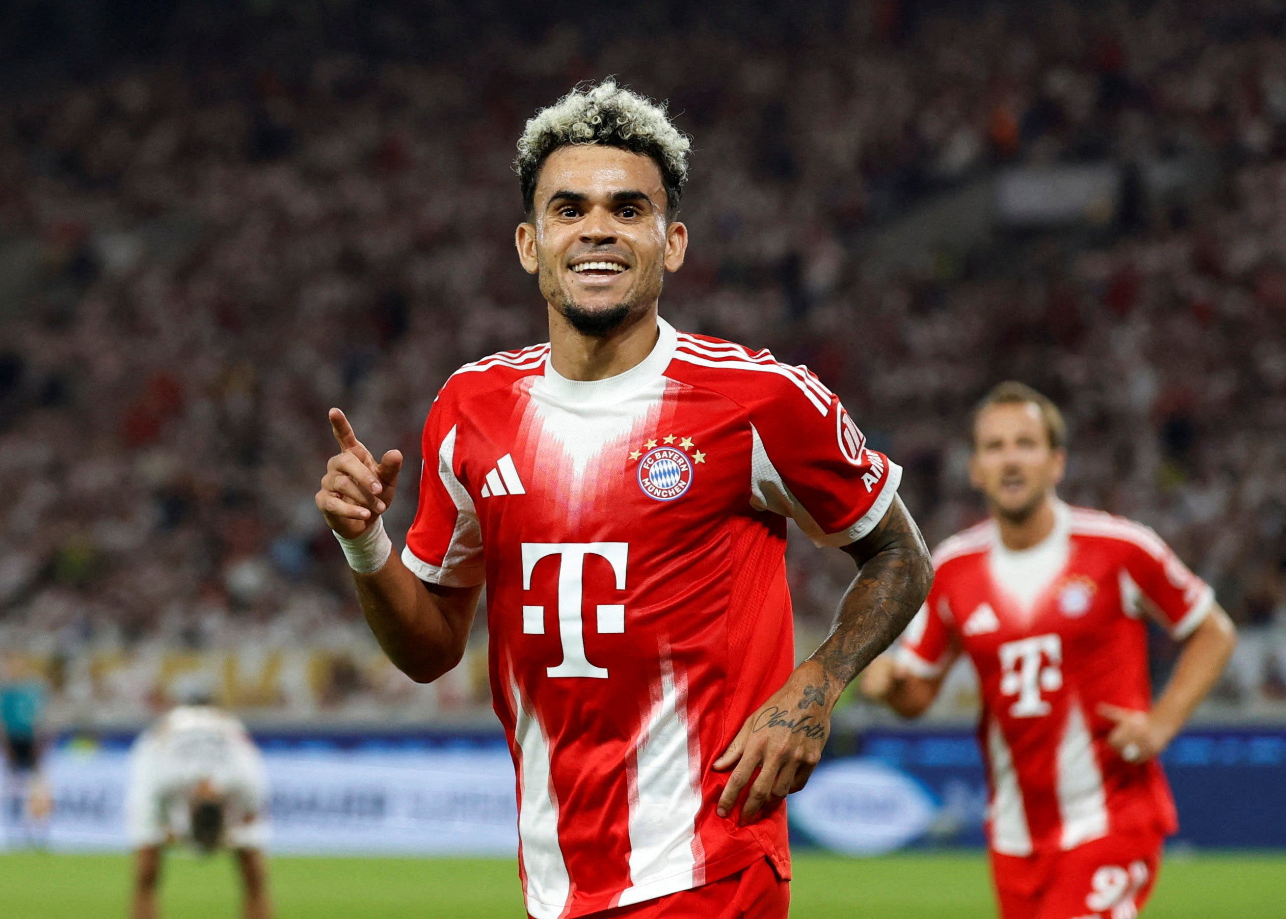 Luis Díaz celebrares a goal during a game with Bayern Munich. 