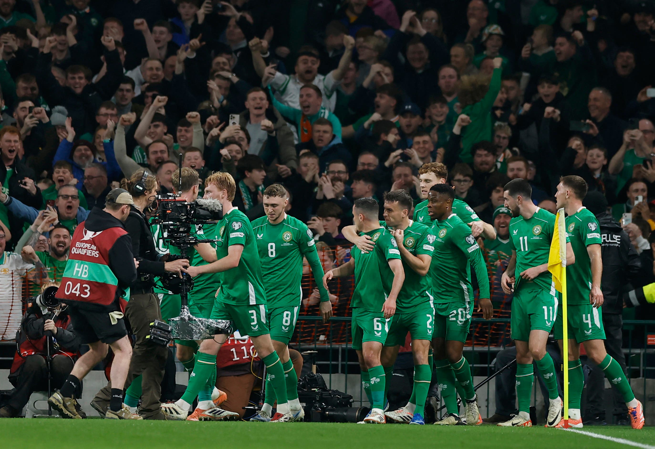 Soccer Football - World Cup - UEFA Qualifiers - Group F - Republic of Ireland v Portugal - Aviva Stadium, Dublin, Ireland - November 13, 2025 Republic of Ireland's Troy Parrott celebrates scoring their first goal with teammates REUTERS/Clodagh Kilcoyne