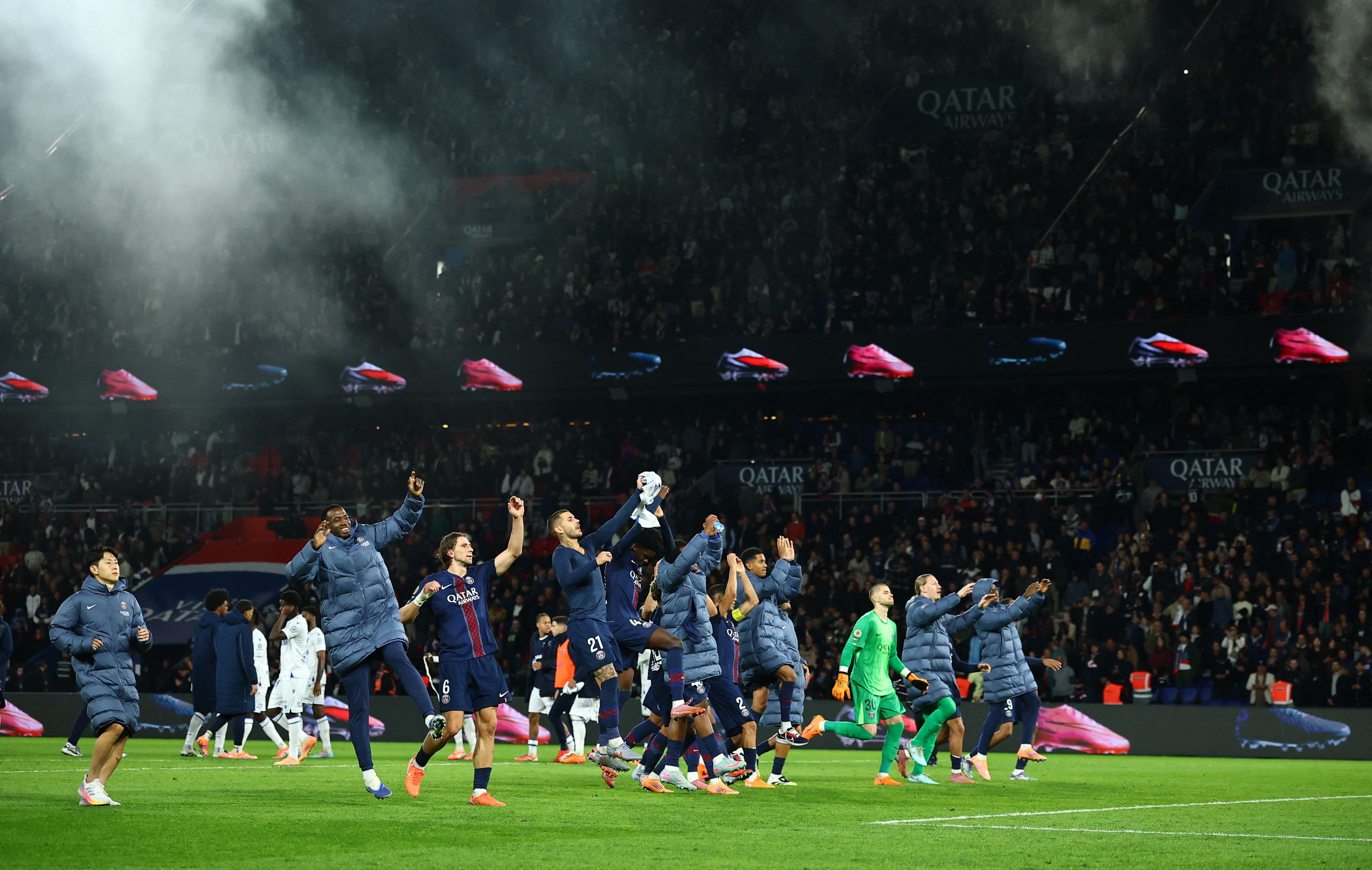 Soccer Football - Ligue 1 - Paris St Germain v AJ Auxerre - Parc des Princes, Paris, France - September 27, 2025 Paris St Germain players celebrate after the match REUTERS/Sarah Meyssonnier
