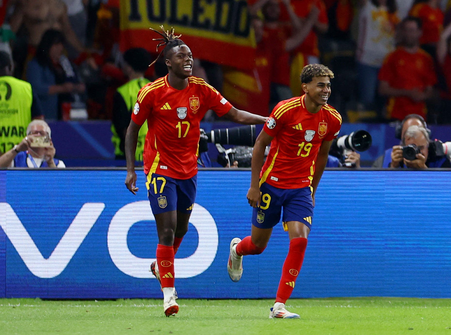Nico Williams celebrates scoring their first goal with Lamine Yamal 