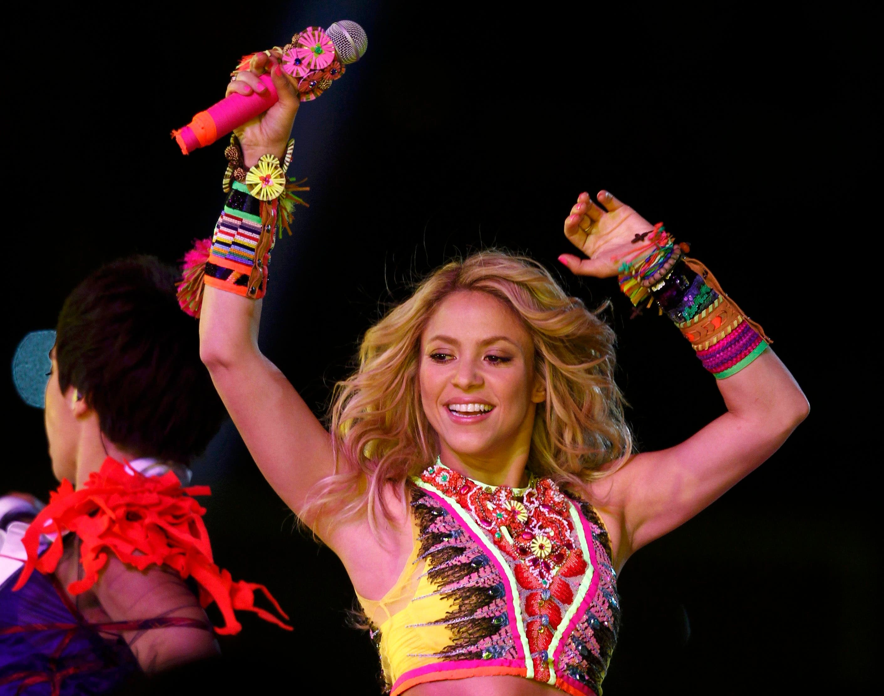 Colombian singer Shakira performs during the closing ceremony for the 2010 World Cup at Soccer City stadium in Johannesburg July 11, 2010. REUTERS/Marcos Brindicci (SOUTH AFRICA - Tags: SPORT SOCCER WORLD CUP)