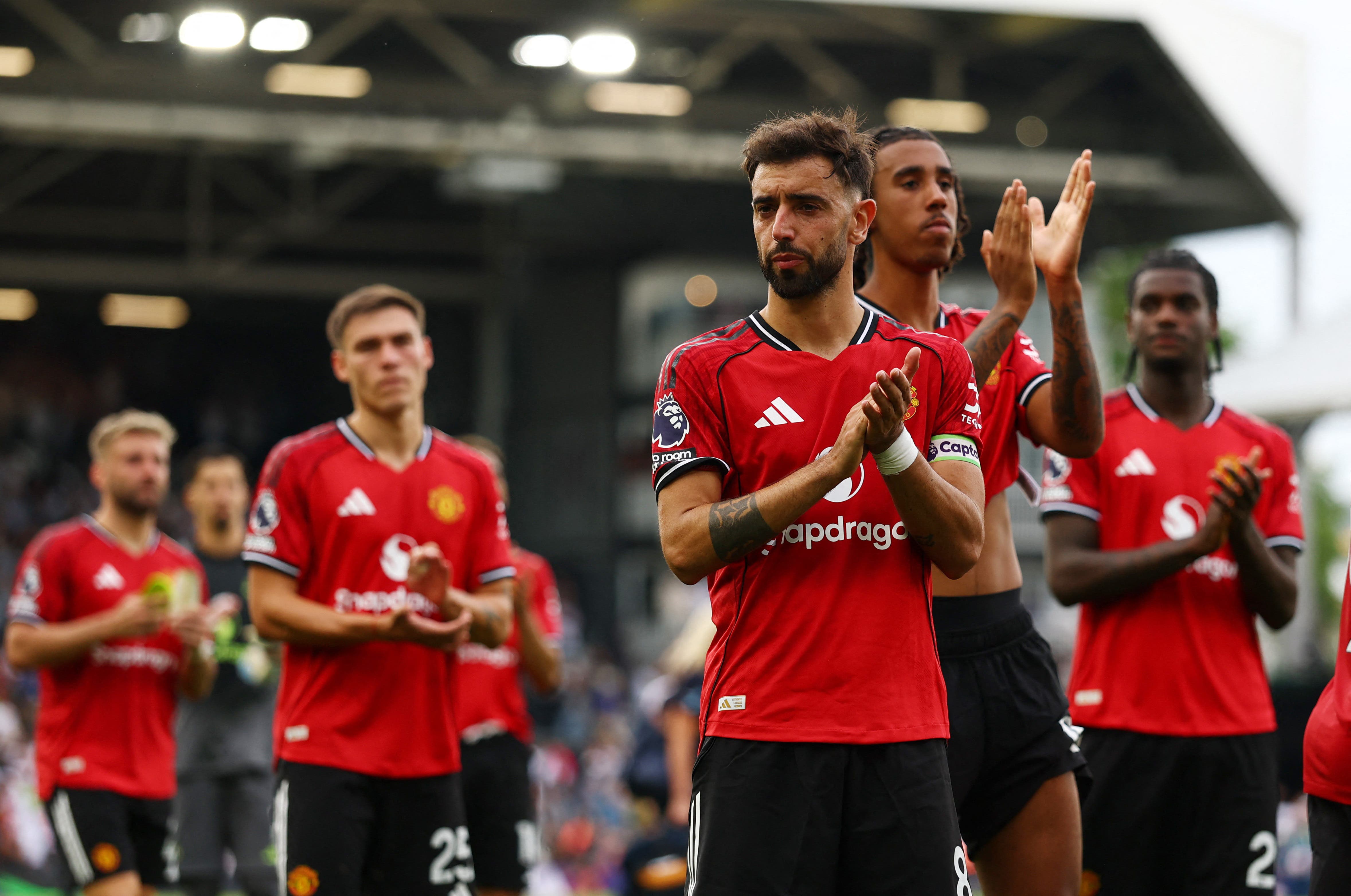 Soccer Football - Premier League - Fulham v Manchester United - Craven Cottage, London, Britain - August 24, 2025 Manchester United's Bruno Fernandes looks dejected as he applauds fans after the match Action Images via Reuters/Matthew Childs 
