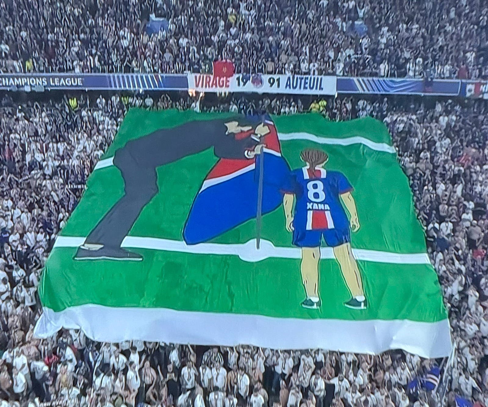 PSG fans tribute to Luis Enrique honoring his daughter Xana