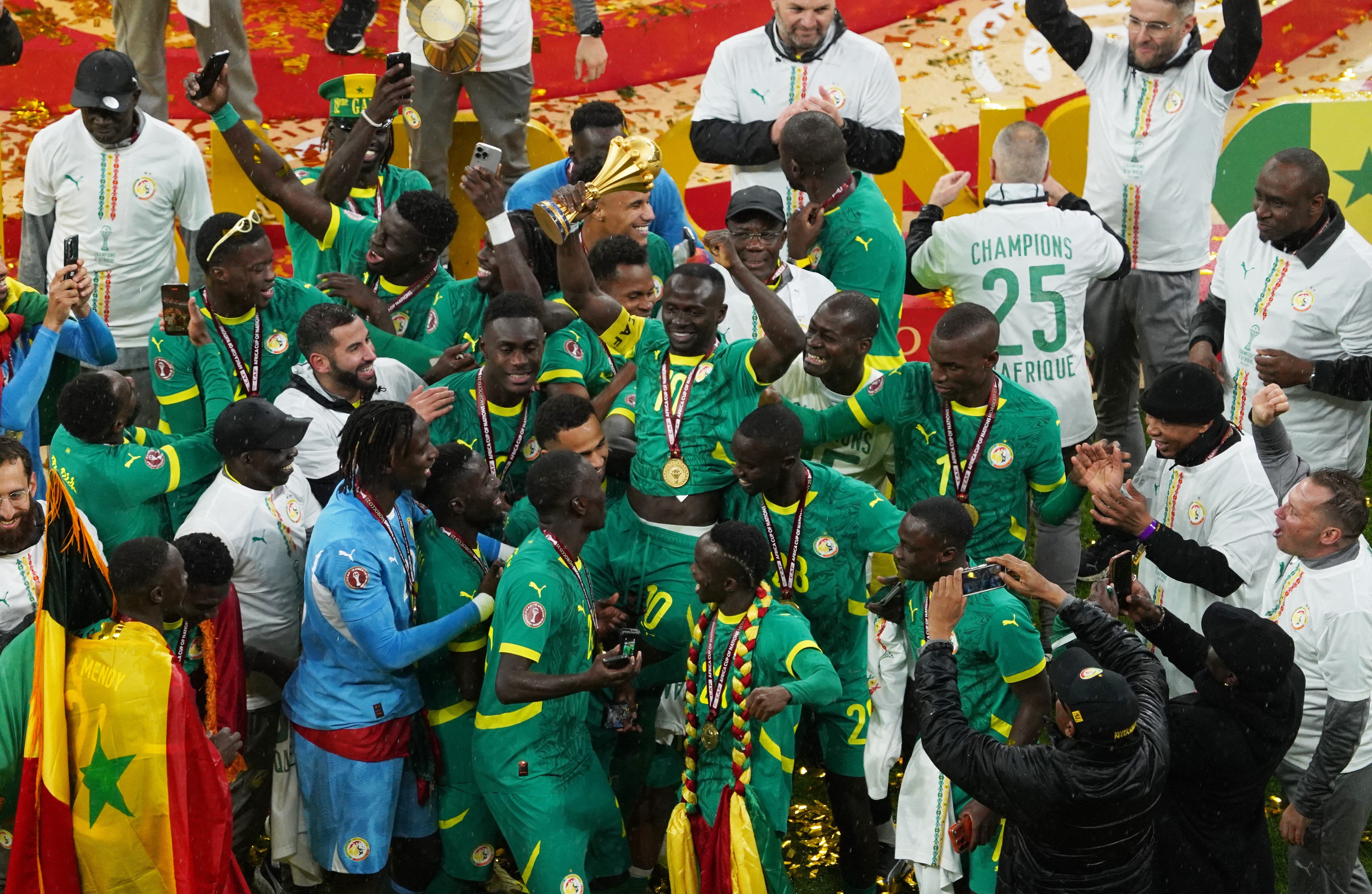 Soccer Football - CAF Africa Cup of Nations - Morocco 2025 - Final - Senegal v Morocco - Prince Moulay Abdellah Stadium, Rabat, Morocco - January 18, 2026 Senegal's Sadio Mane holds aloft the trophy with teammates as they celebrate after winning the Africa Cup of Nations REUTERS/Stringer

