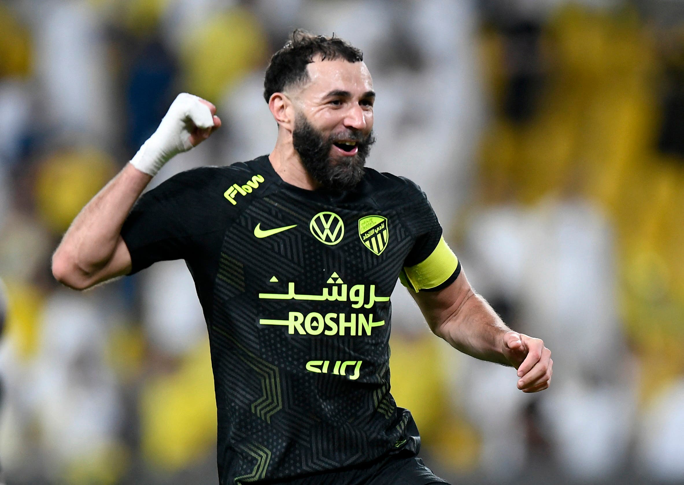 Karim Benzema celebra un gol durante un partido con el Al-Ittihad.