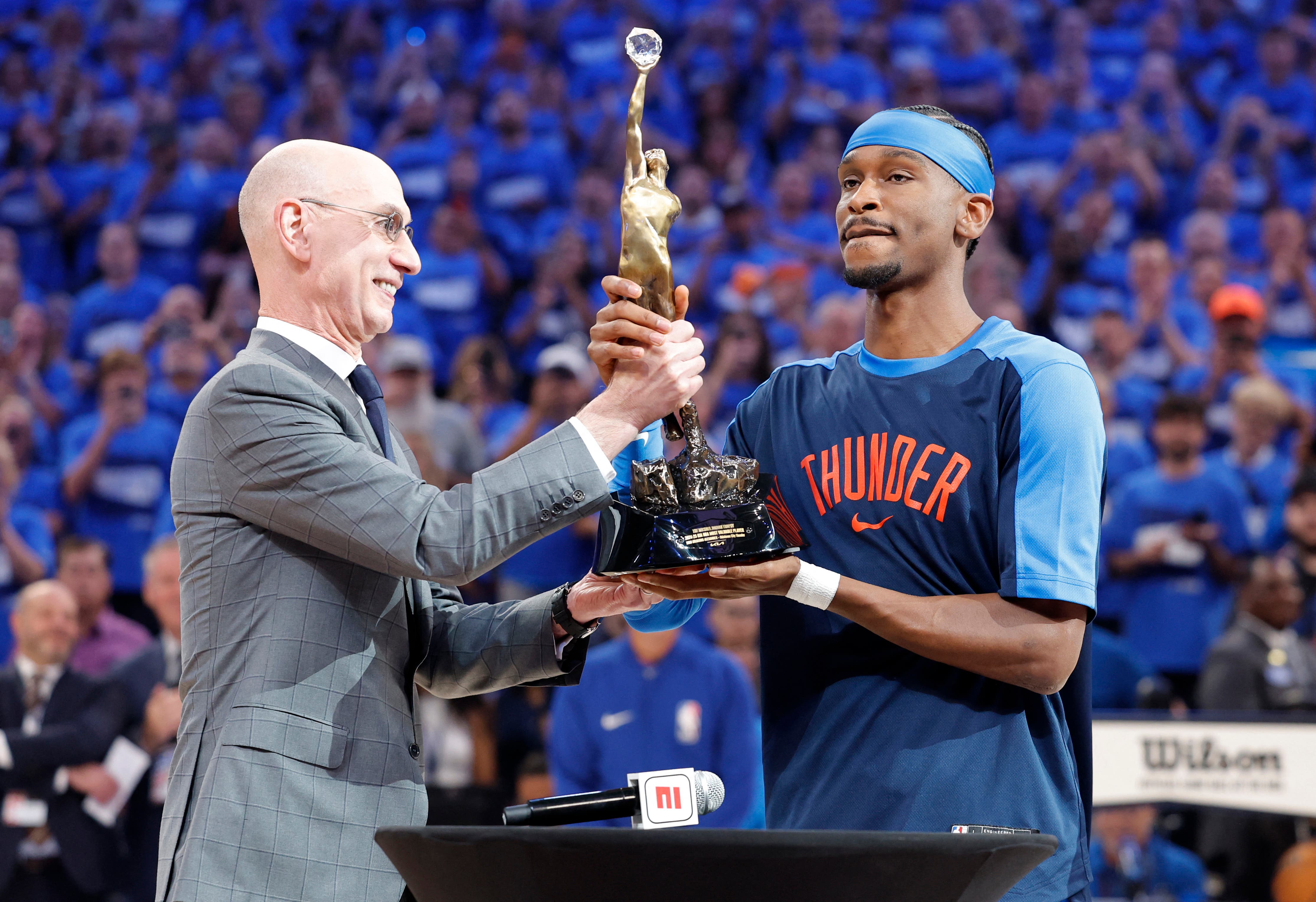El comisionado de la NBA, Adam Silver, entregando el trofeo de Jugador Más Valioso (MVP) a Shai Gilgeous-Alexander.