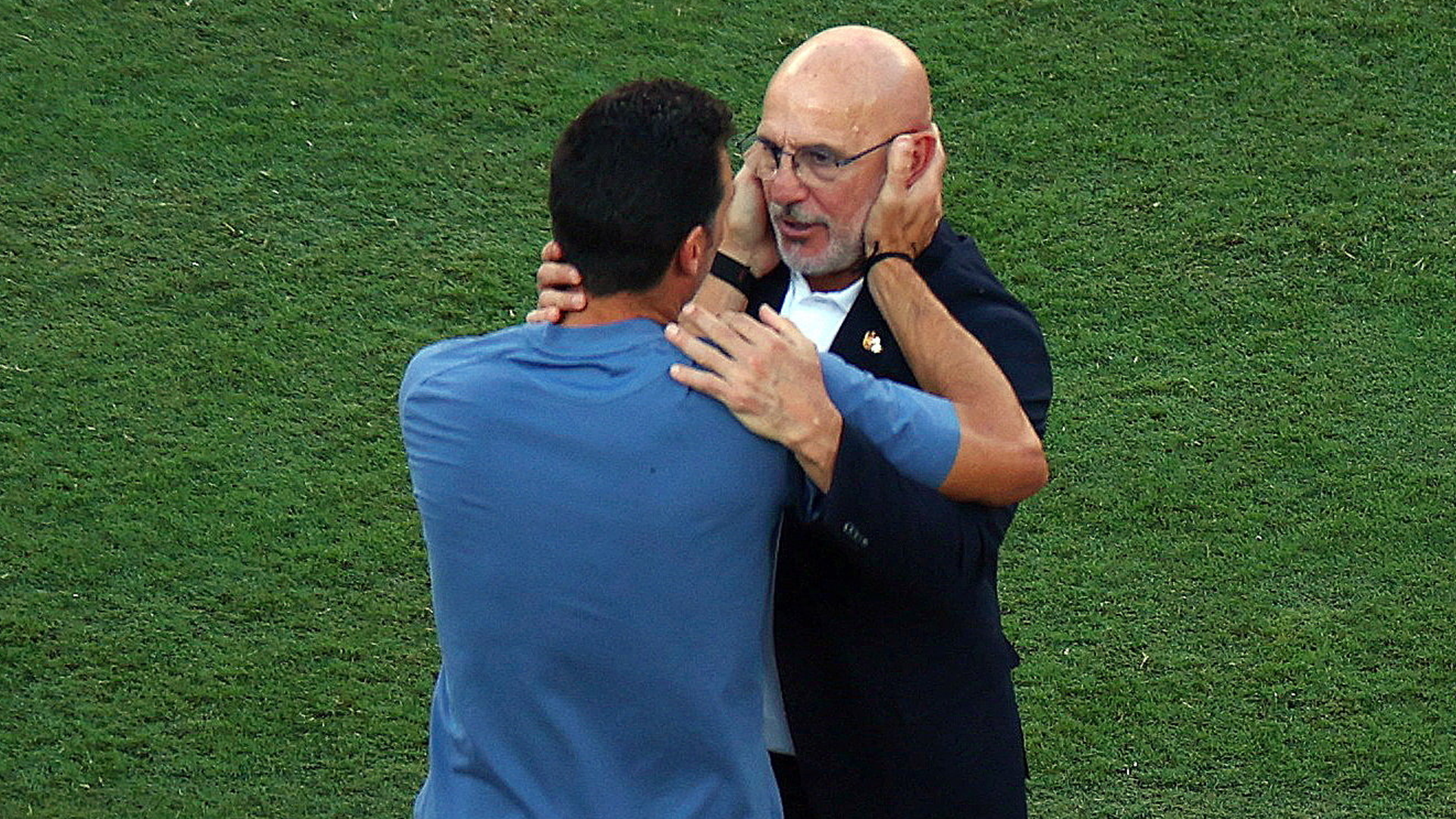 Soccer Football - FIFA World Cup 2026 - Final - Spain v Argentina - New York/New Jersey Stadium, East Rutherford, New Jersey, U.S. - July 19, 2026 Spain coach Luis De La Fuente and Argentina coach Lionel Scaloni embrace after the match REUTERS/Mike Segar TPX IMAGES OF THE DAY