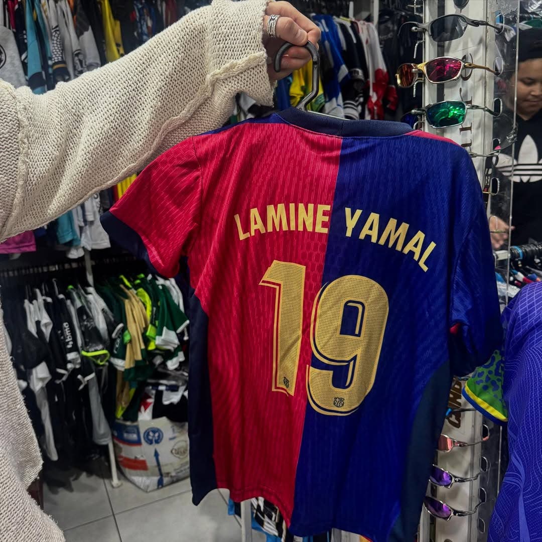 Nikci Nicole shows a Barcelona jersey with his boyfriend's name on it, Lamine Yamal.