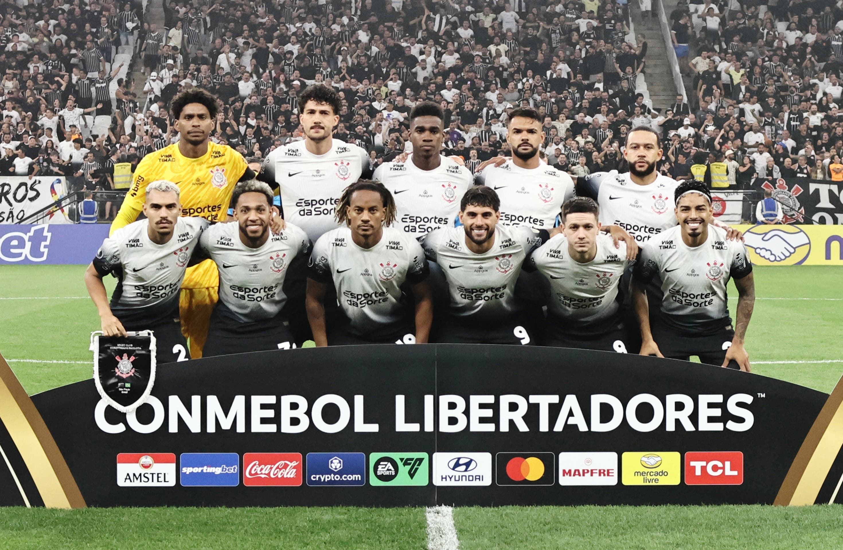 Corinthians starting team, including Memphis Depay, Rodrigo Garro, and Hugo Souza, for Copa Libertadores match against Barcelona SC.