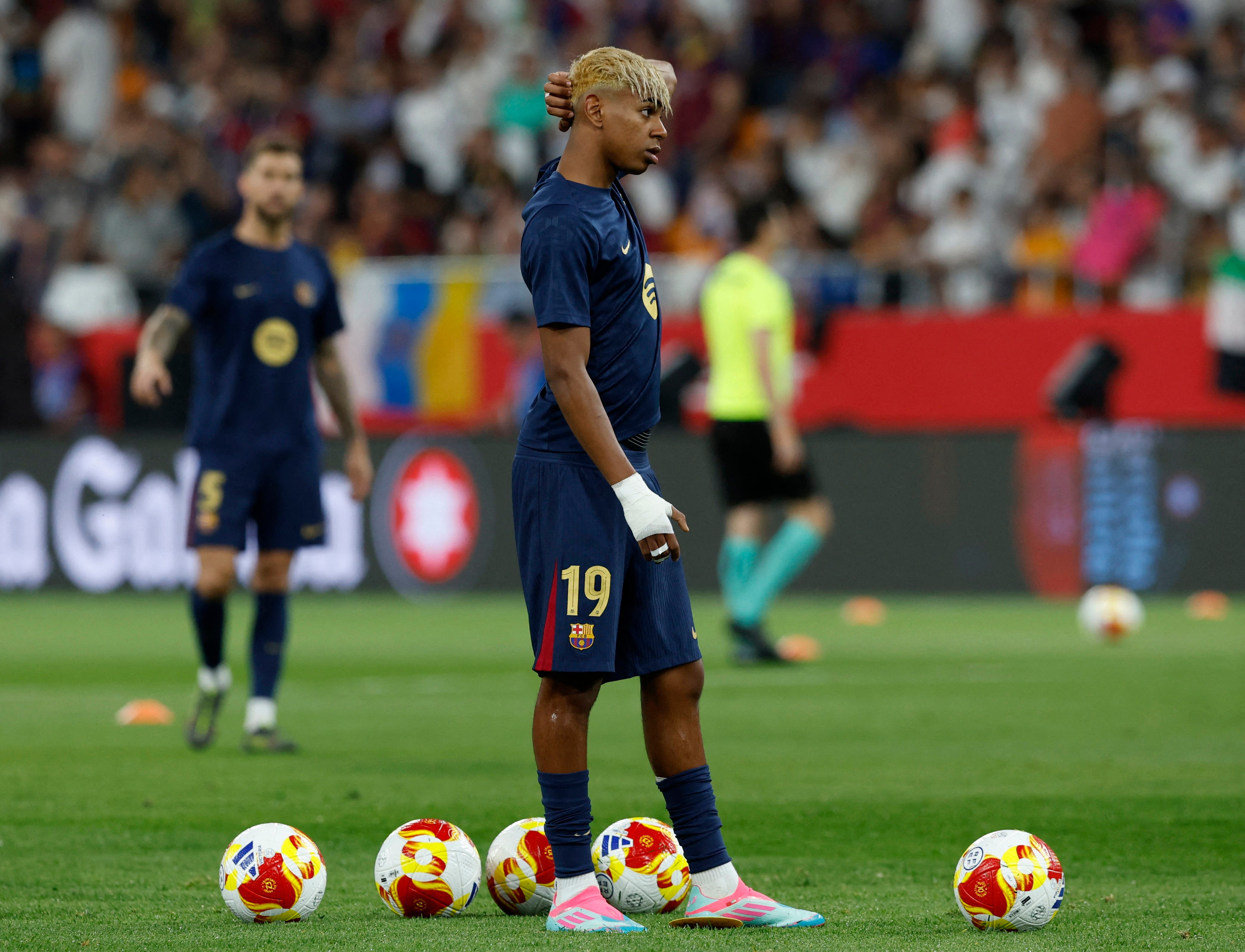 Soccer Football - Copa del Rey - Final - FC Barcelona v Real Madrid - Estadio de La Cartuja, Seville, Spain - April 26, 2025 FC Barcelona's Lamine Yamal during the warm up before the match REUTERS/Marcelo Del Pozo