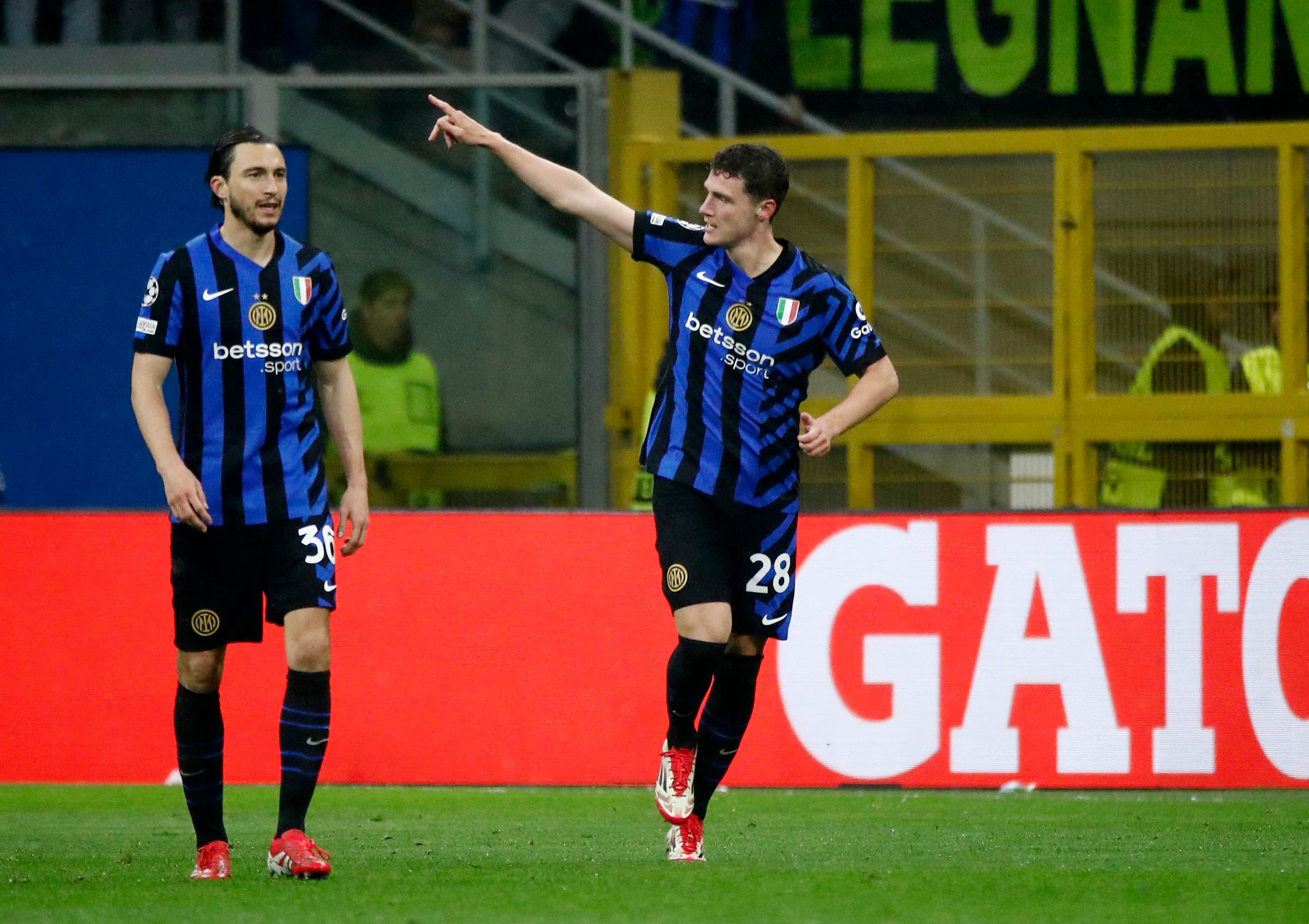 Soccer Football - Champions League - Quarter Final - Second Leg - Inter Milan v Bayern Munich - San Siro, Milan, Italy - April 16, 2025 Inter Milan's Benjamin Pavard celebrates scoring their second goal with Matteo Darmian REUTERS/Alessandro Garofalo