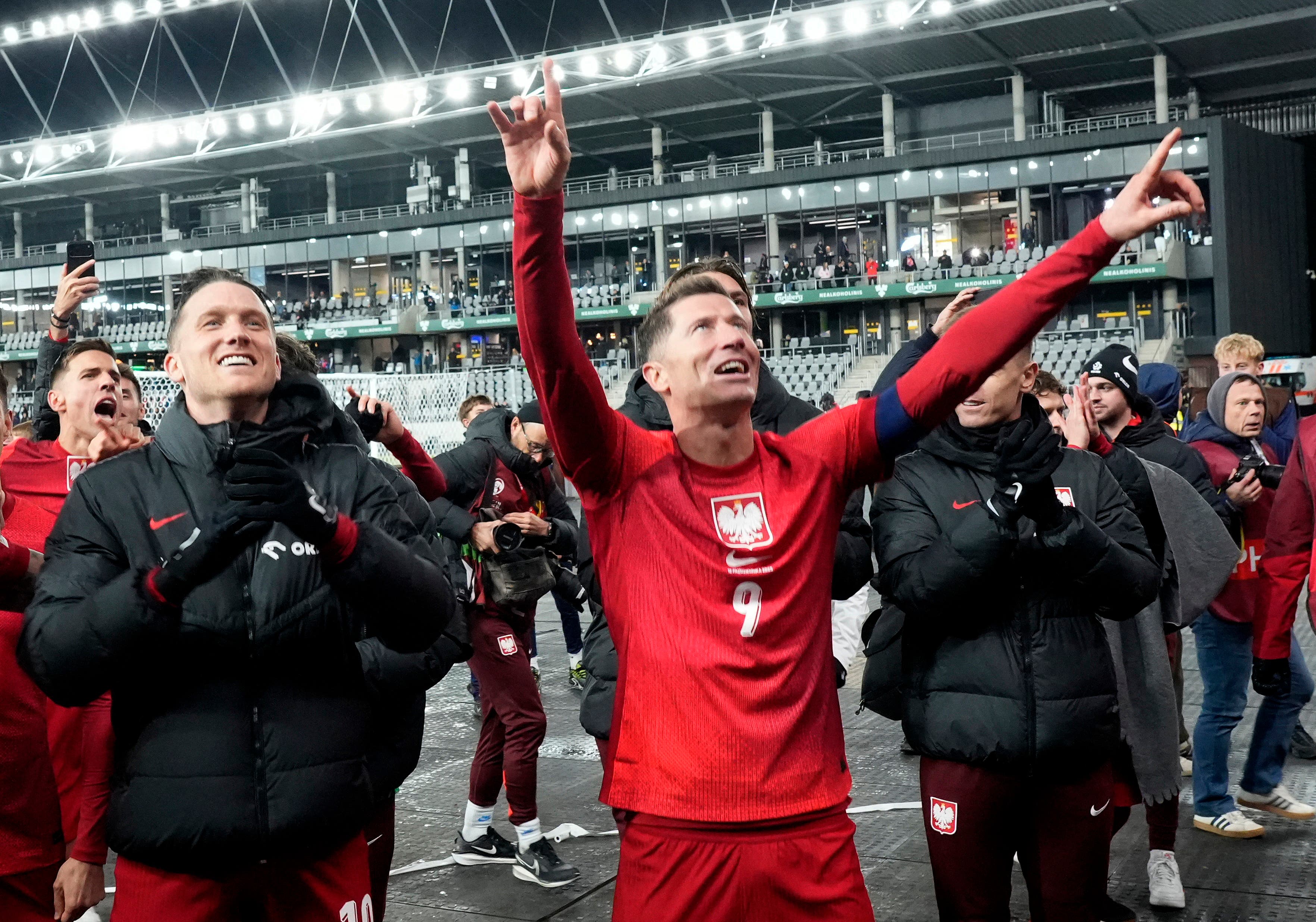 Soccer Football - FIFA World Cup - UEFA Qualifiers - Group G - Lithuania v Poland - Darius and Girenas Stadium, Kaunas, Lithuania - October 12, 2025 Poland's Robert Lewandowski and Piotr Zielinski celebrate after the match REUTERS/Ints Kalnins