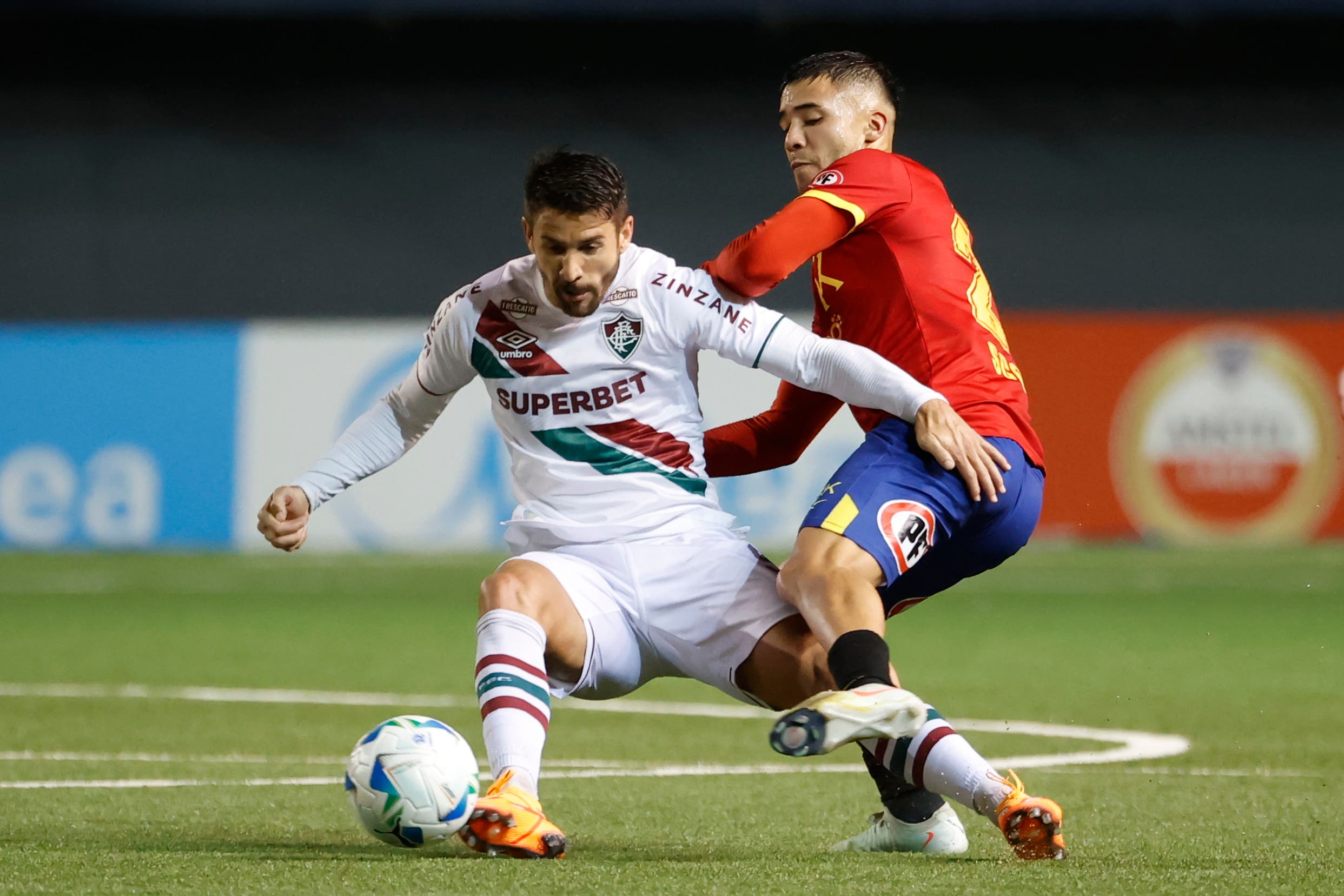 Nicolás Díaz (d) de Unión Española disputa el balón con Everaldo Stum de Fluminense este miércoles, en un partido de la fase de grupos de la Copa Sudamericana entre Unión Española y Fluminense, en el estadio Bicentenar