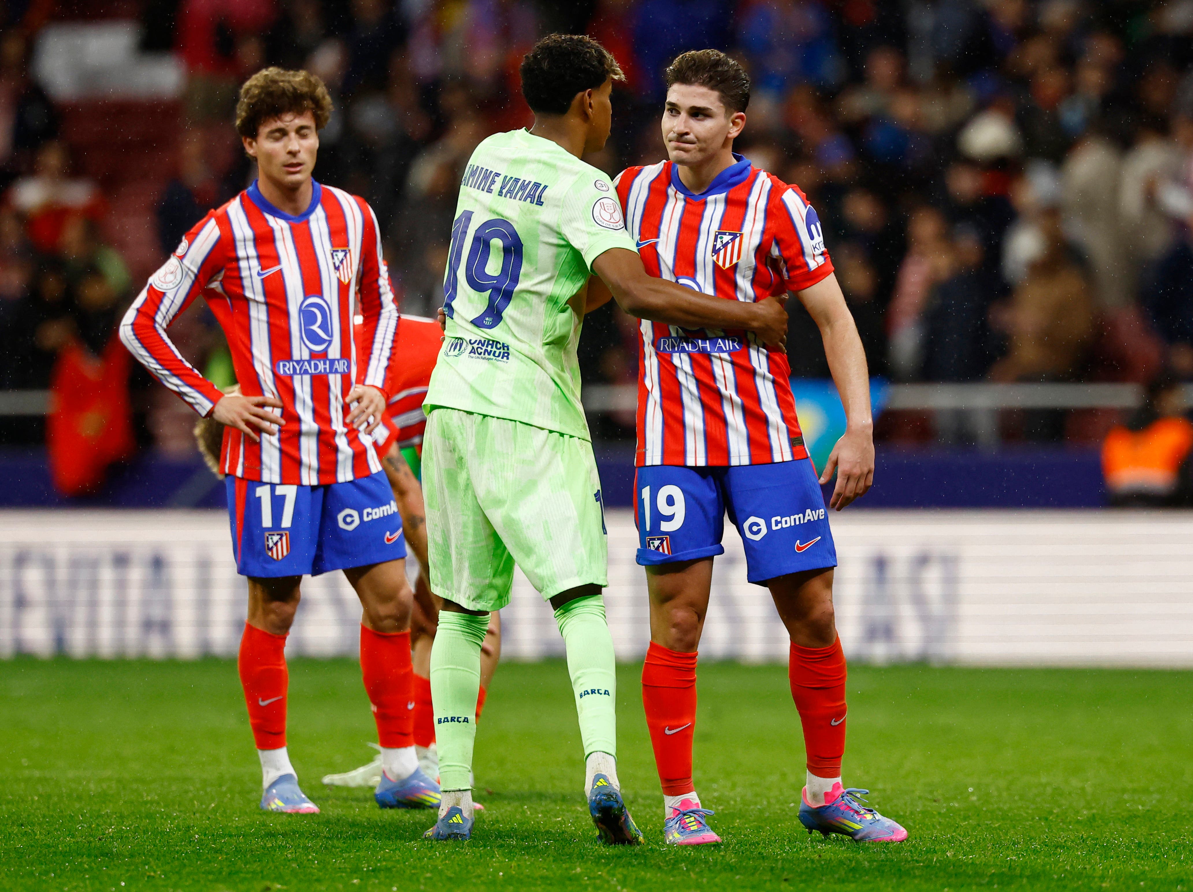 Soccer Football - Copa del Rey - Semi Final - Second Leg - Atletico Madrid v FC Barcelona - Metropolitano, Madrid, Spain - April 2, 2025 FC Barcelona's Lamine Yamal with Atletico Madrid's Rodrigo Riquelme and Atletico Madrid's Julian Alvarez after the match REUTERS/Susana Vera
