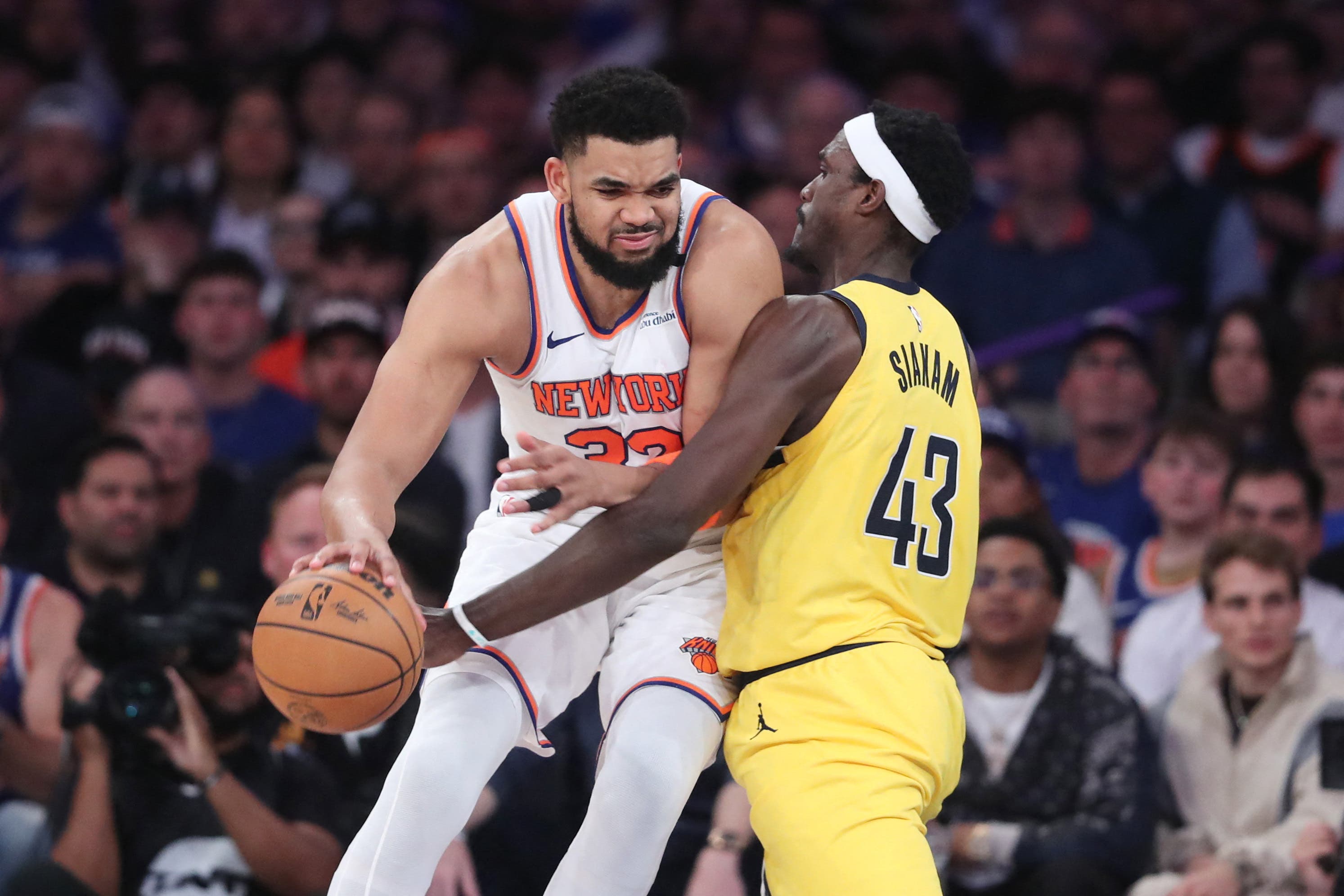 Karl-Anthony Towns jugando para los New York Knicks contra los Indiana Pacers en el Juego 2.