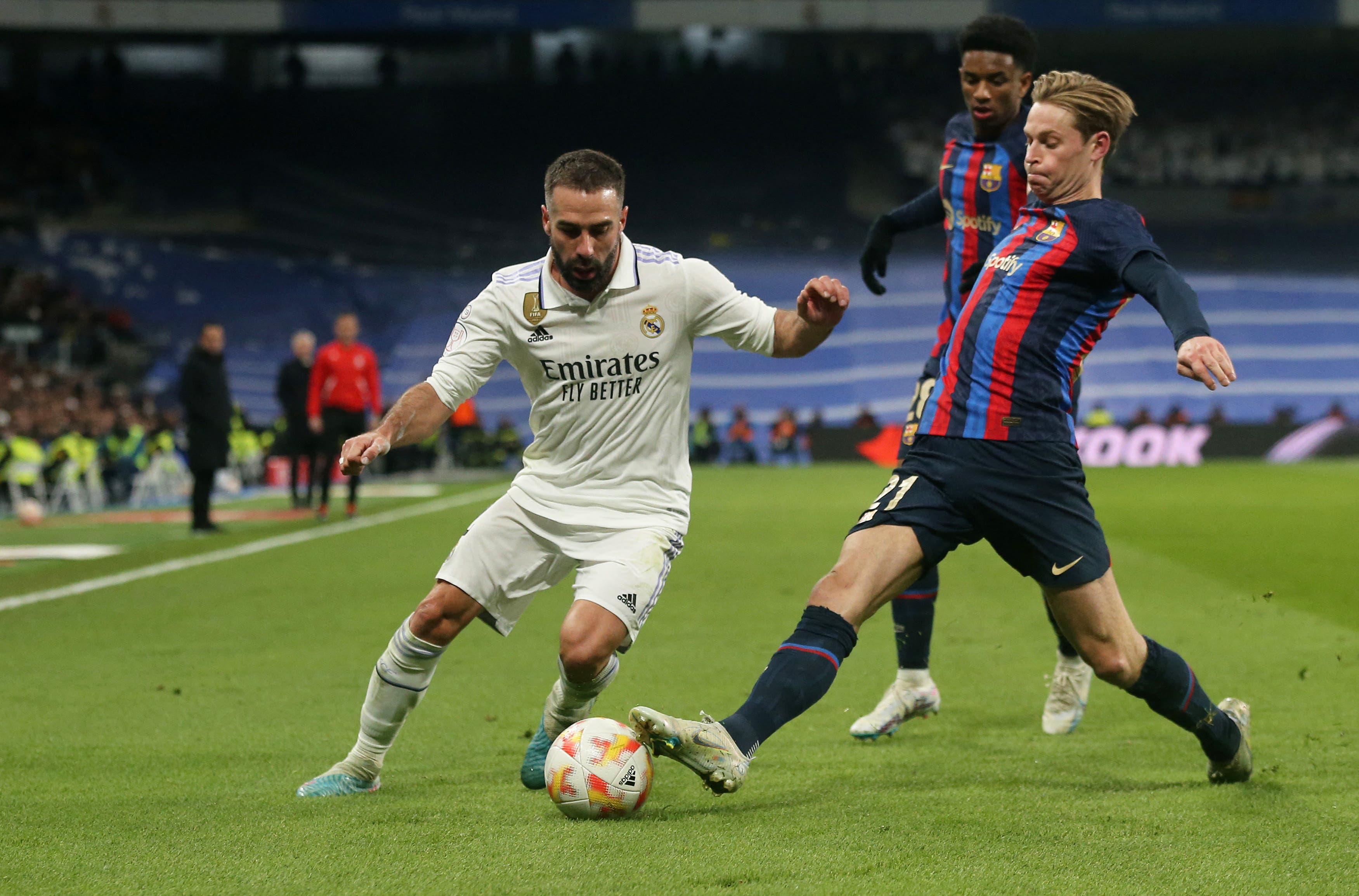Soccer Football - Copa del Rey - Semi Final - First Leg - Real Madrid v FC Barcelona - Santiago Bernabeu, Madrid, Spain - March 2, 2023 FC Barcelona's Frenkie de Jong in action with Real Madrid's Dani Carvajal REUTERS/Isabel Infantes
